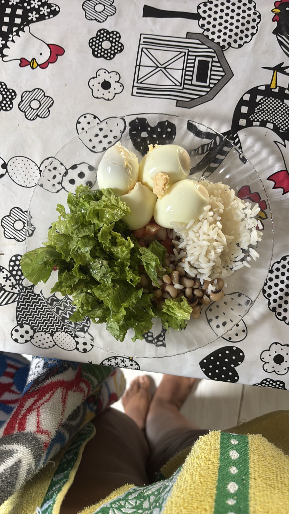 Ovos com arroz e salada