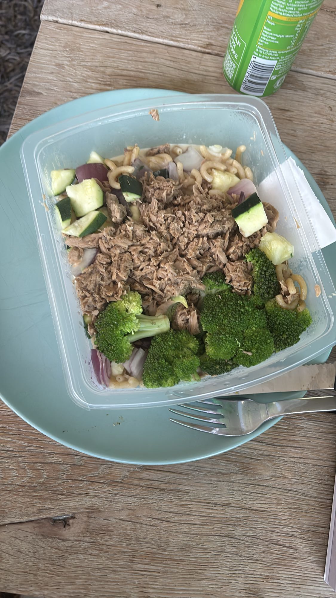 noedels met tonijn en groenten