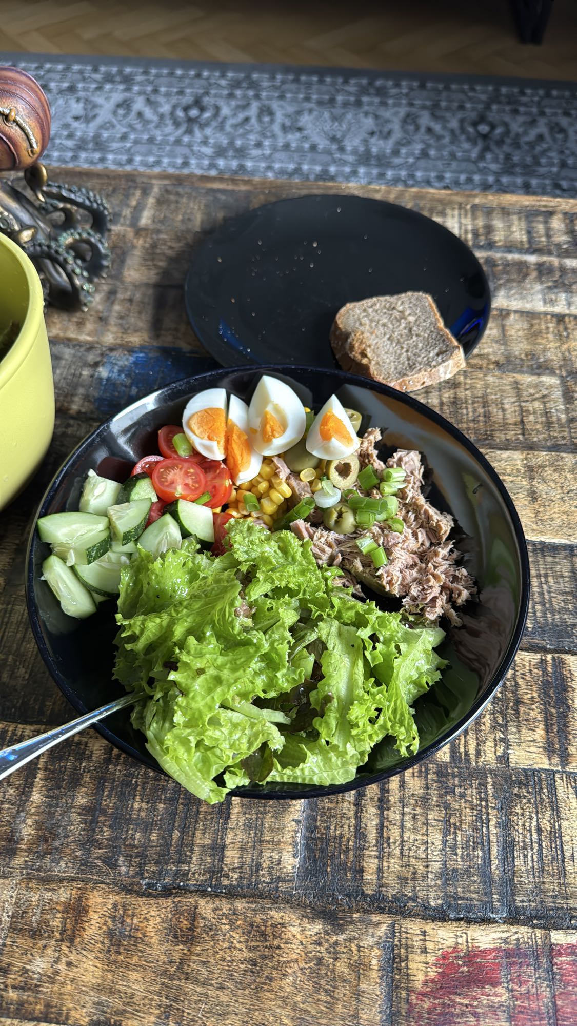 Thunfischsalat mit Ei und Roggenbrot