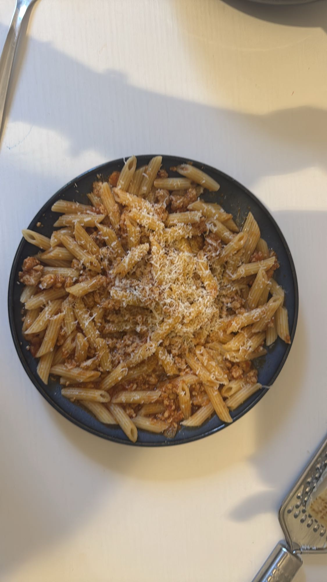 Penne cu carne și parmezan