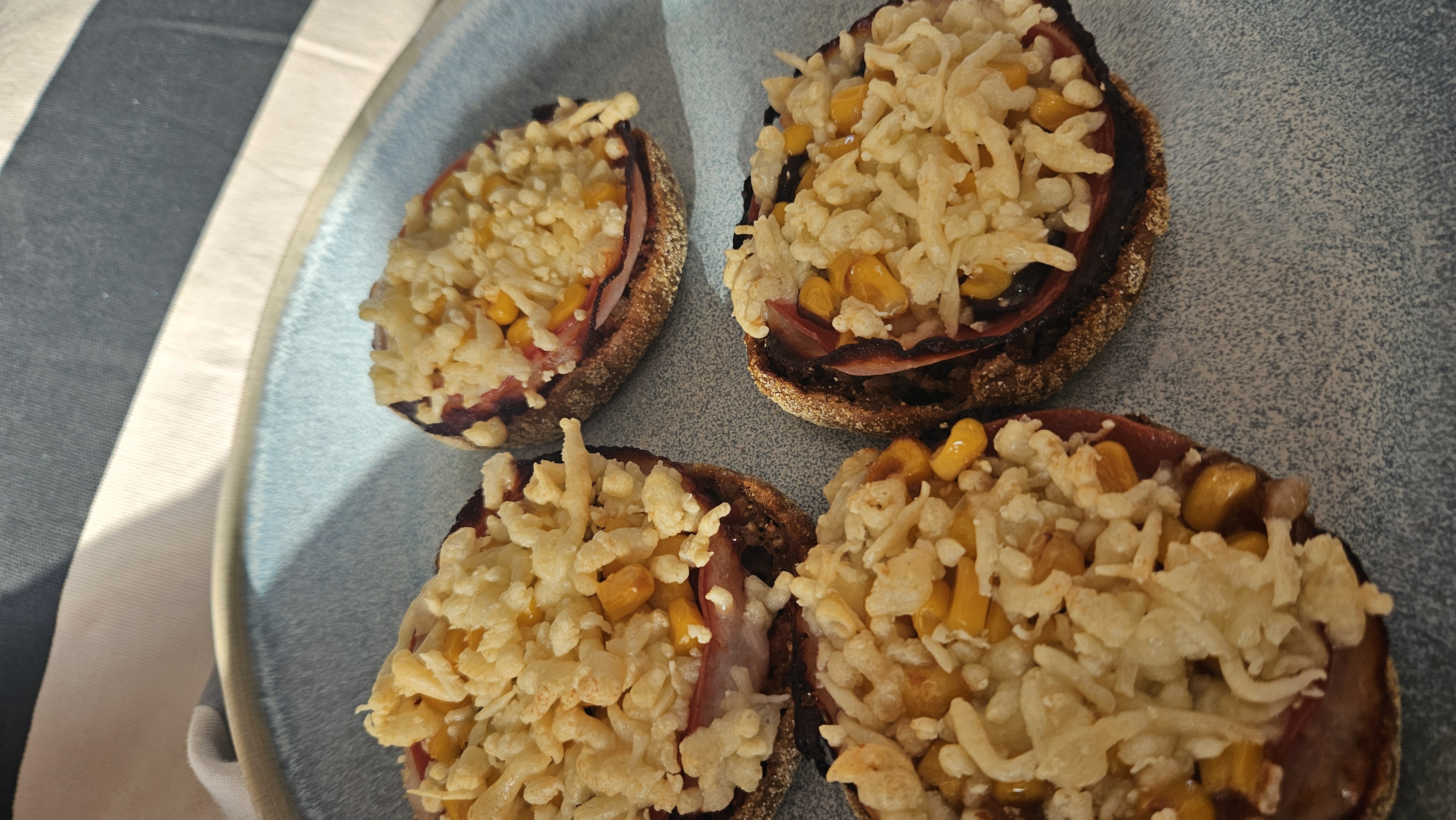 Proteintoasti mit Hähnchenbrustaufschnitt und Hähnchensalami