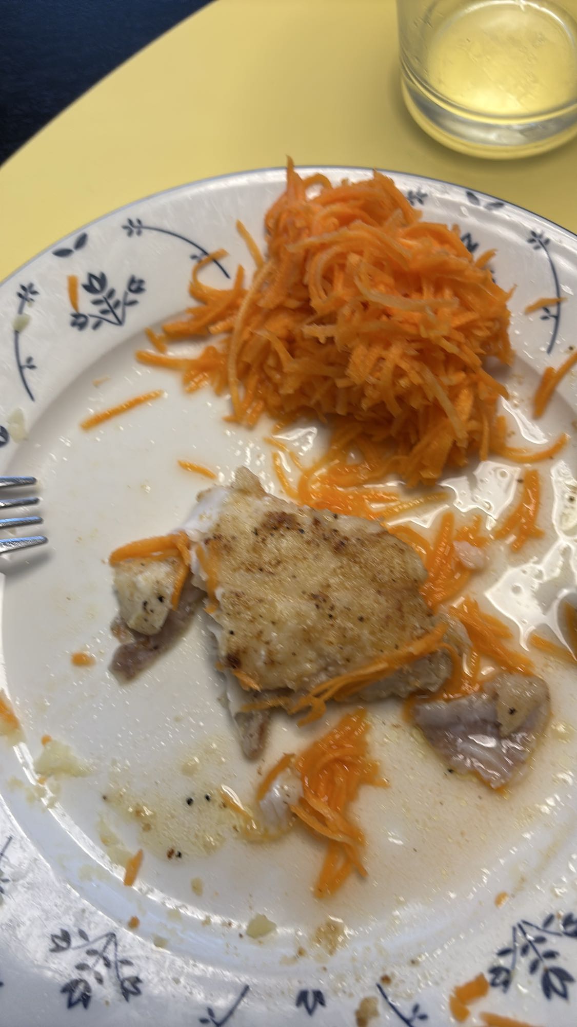 Uerfilet med poteter og revet gulrot i eddik og sukker