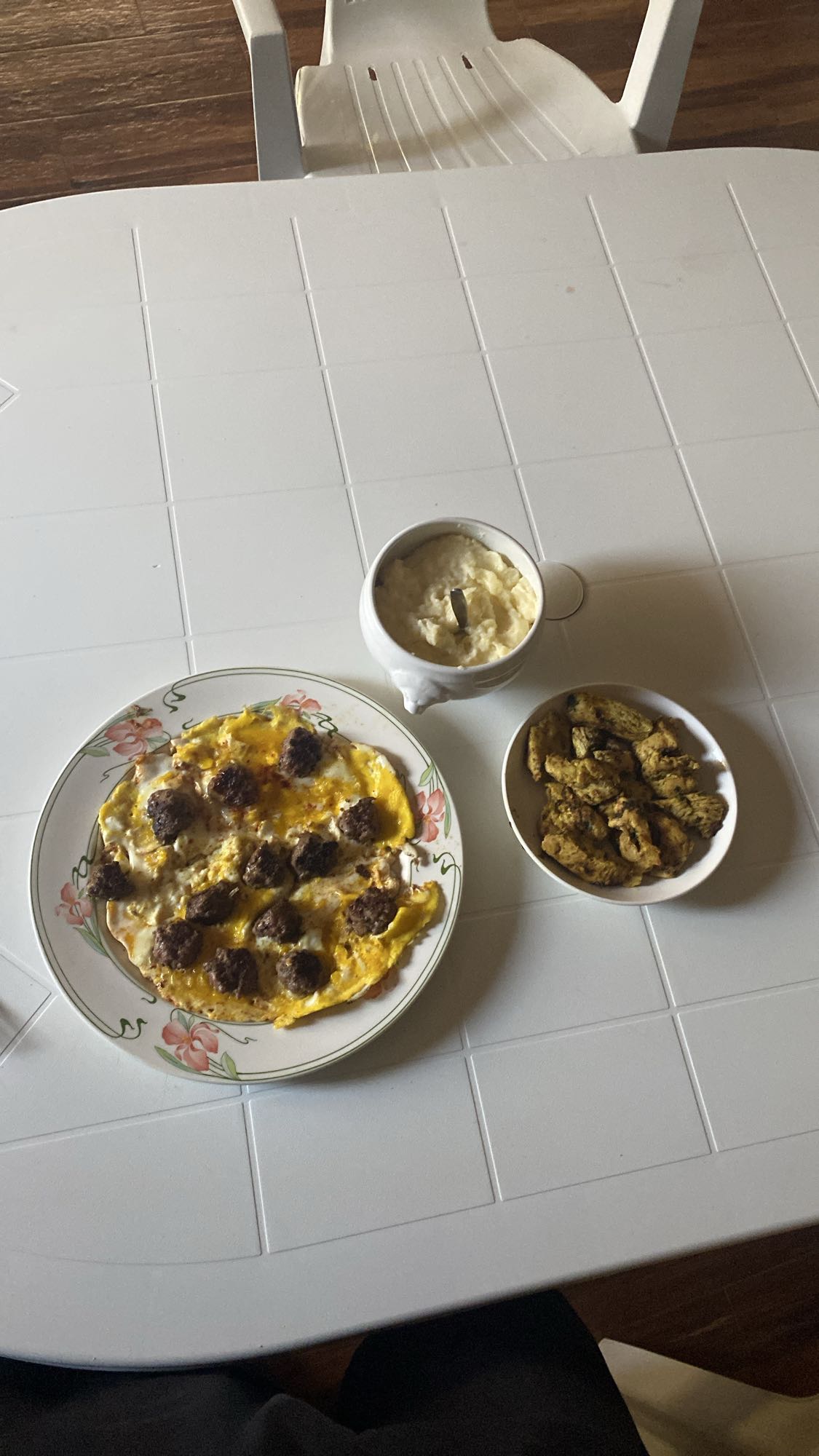 Omelette boulettes et accompagnements