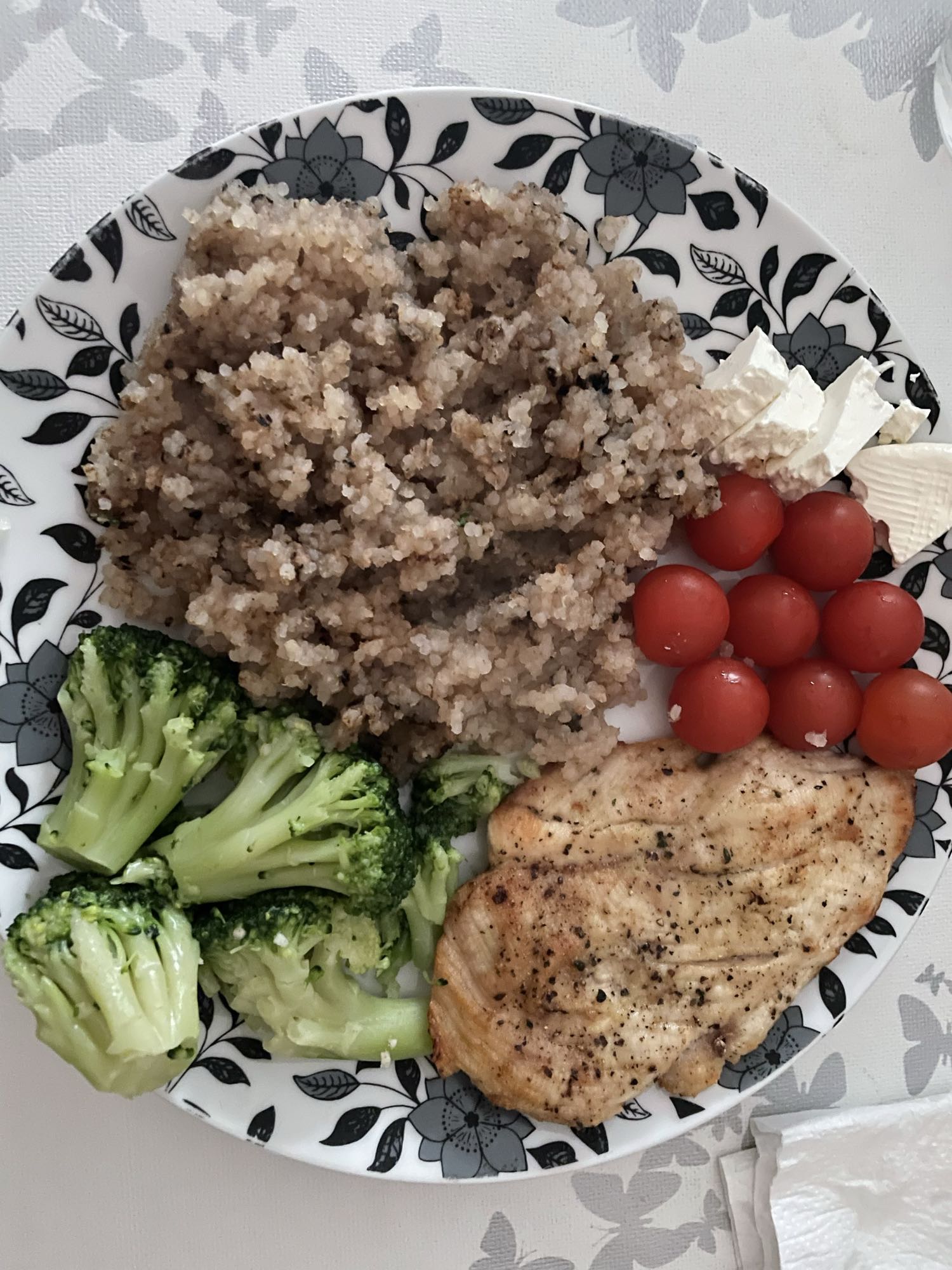 Gesunde Bowl mit Hähnchen und Quinoa