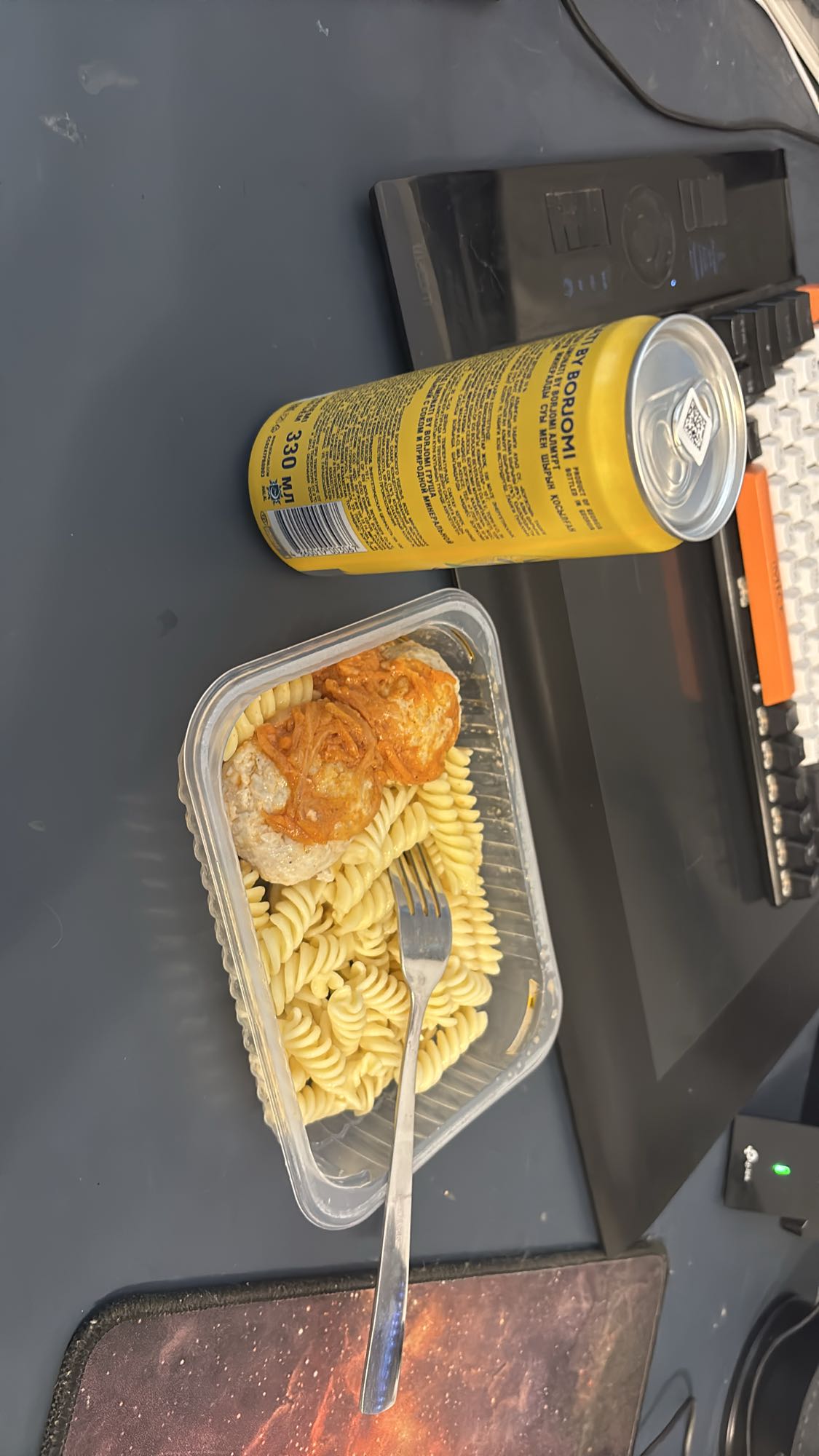 макароны с фрикадельками и напиток