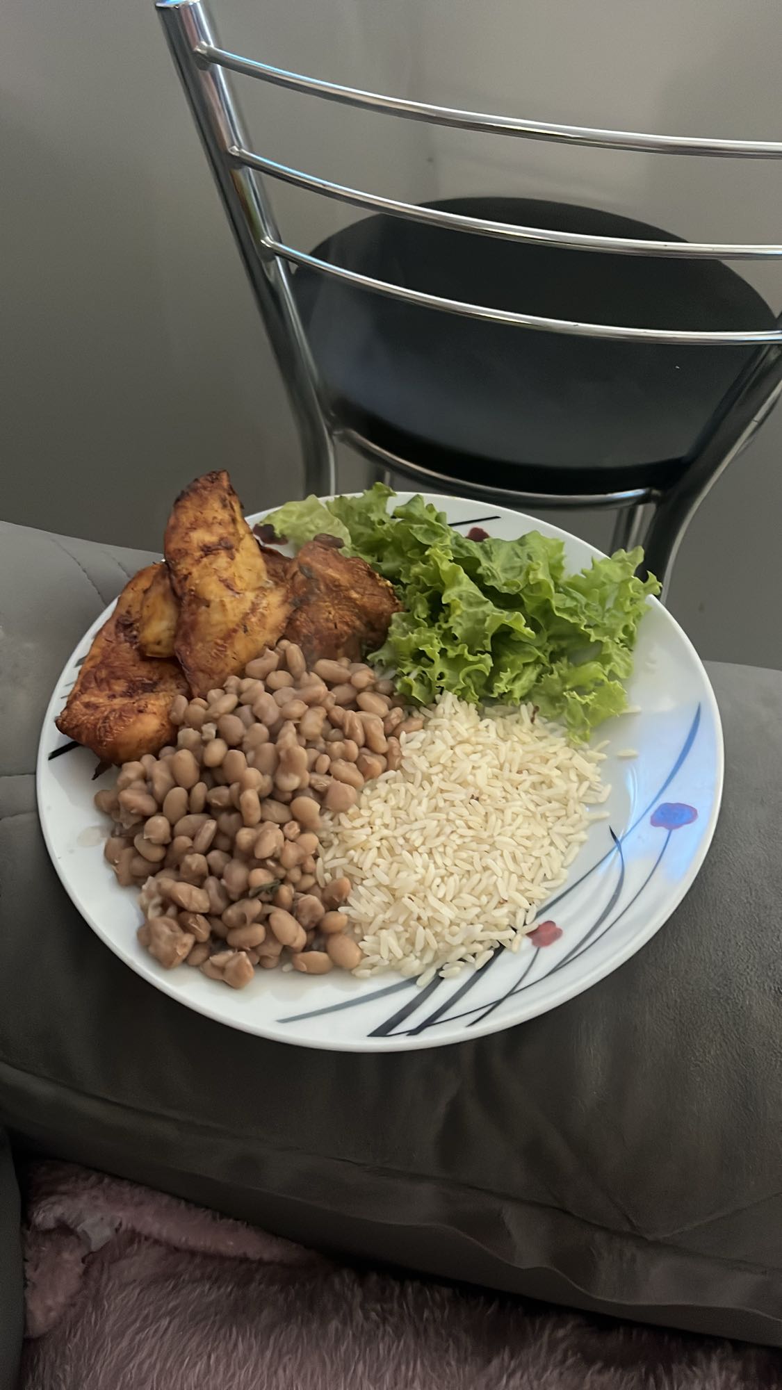 Arroz, feijão, frango e alface