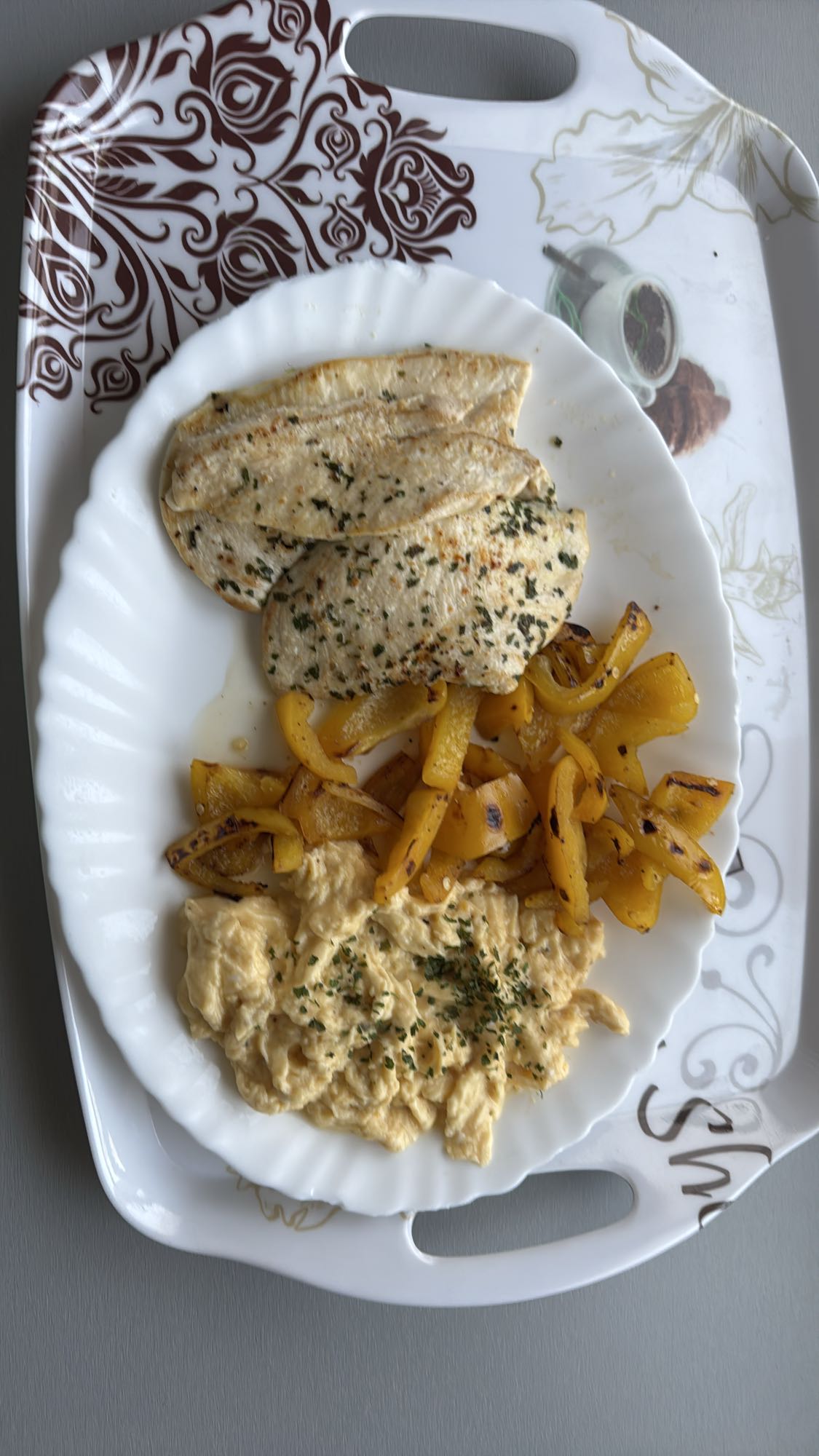 Pollo con huevos y pimientos