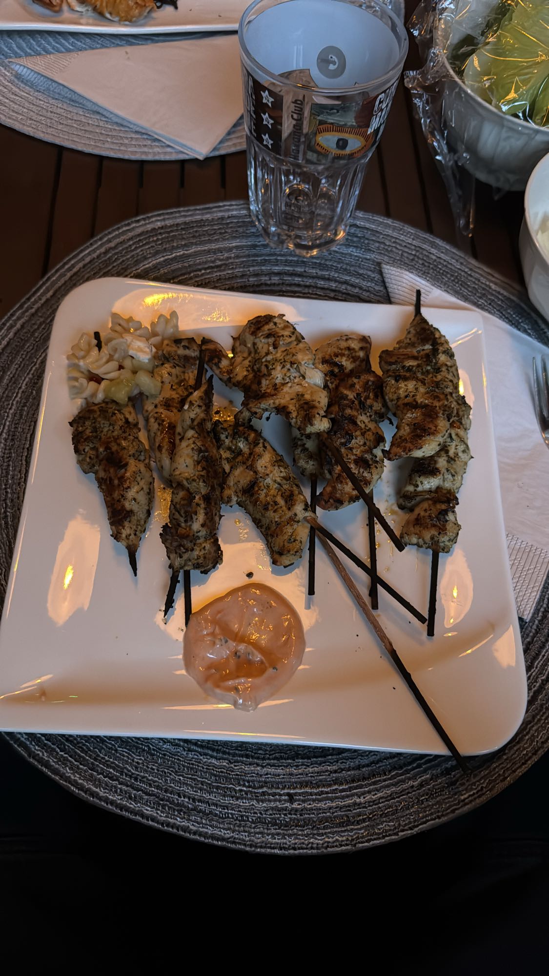 Gegrillte Hähnchenspieße