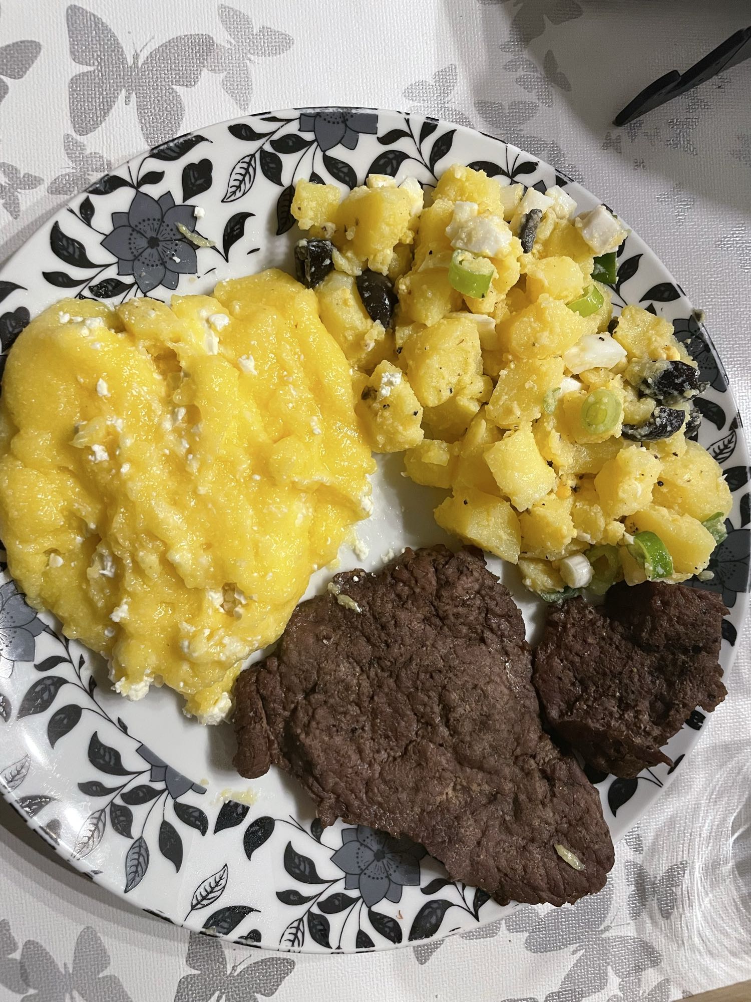 Mămăligă mit Rindfleisch und Kartoffelsalat