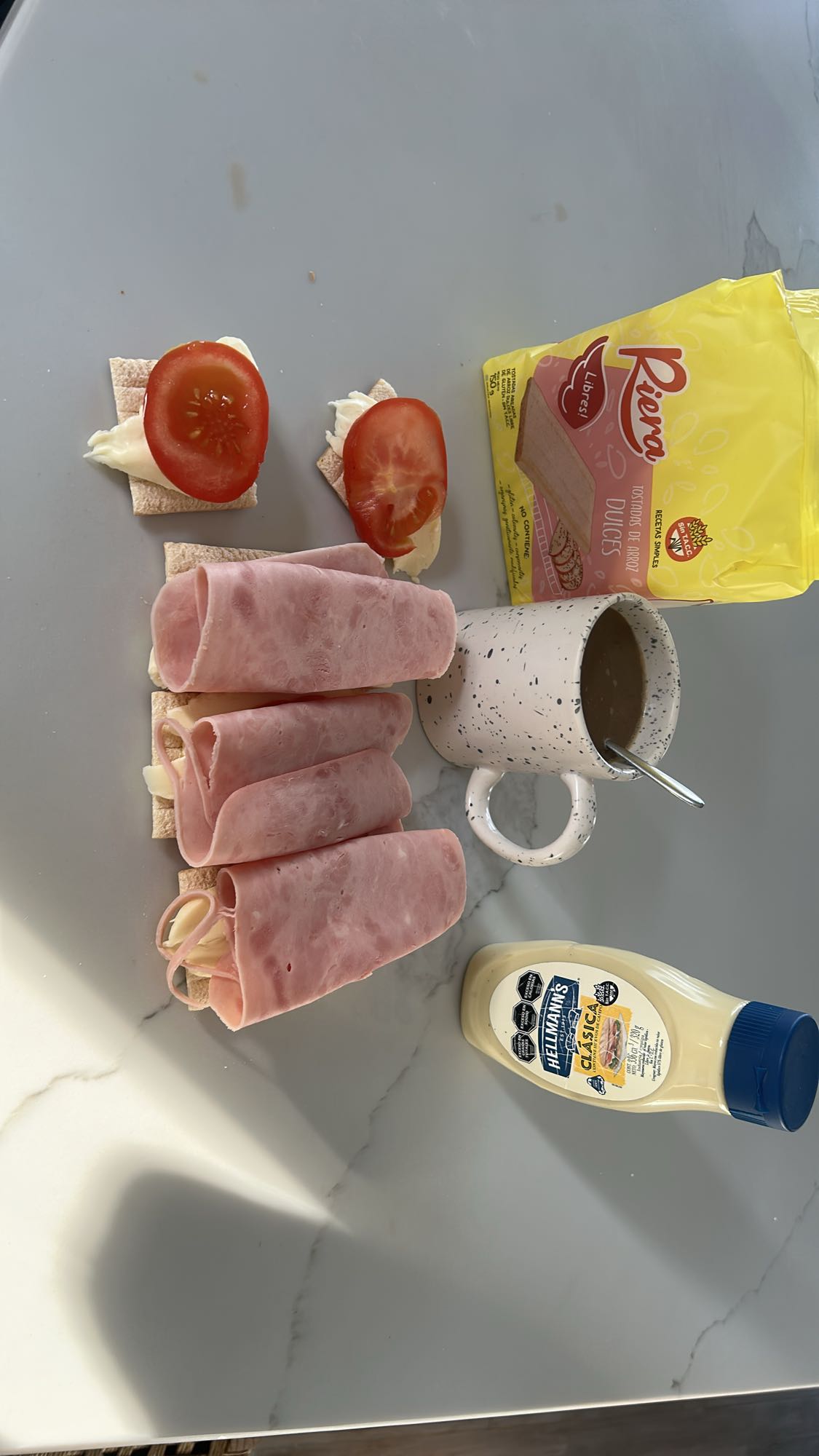 Tostadas con jamón y café con leche descremada