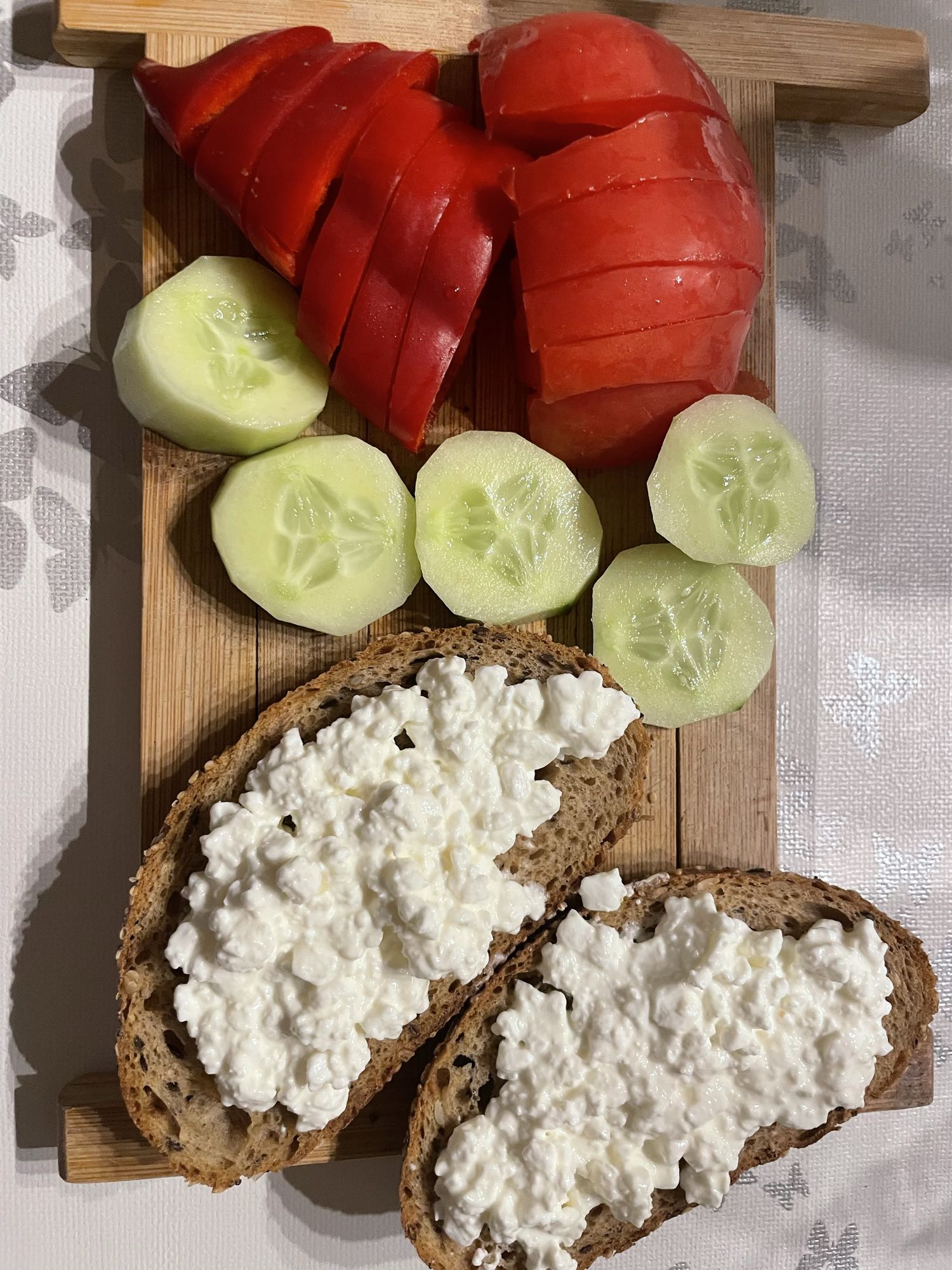 Brot mit Hüttenkäse