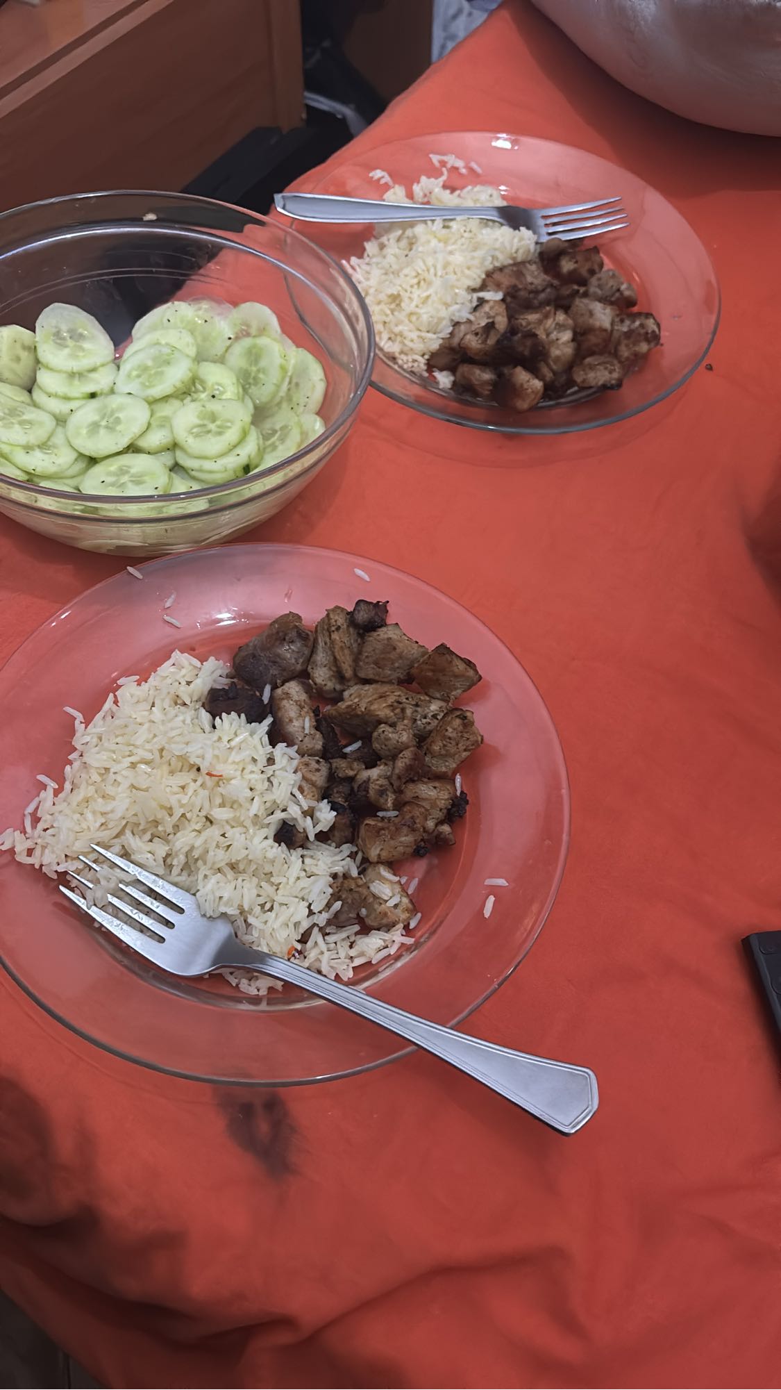 Arroz con carne y pepino