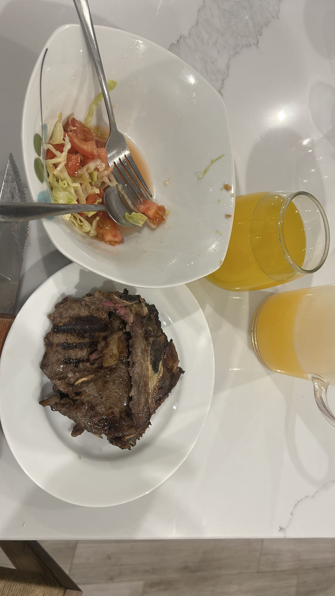 carne asada con ensalada y jugo