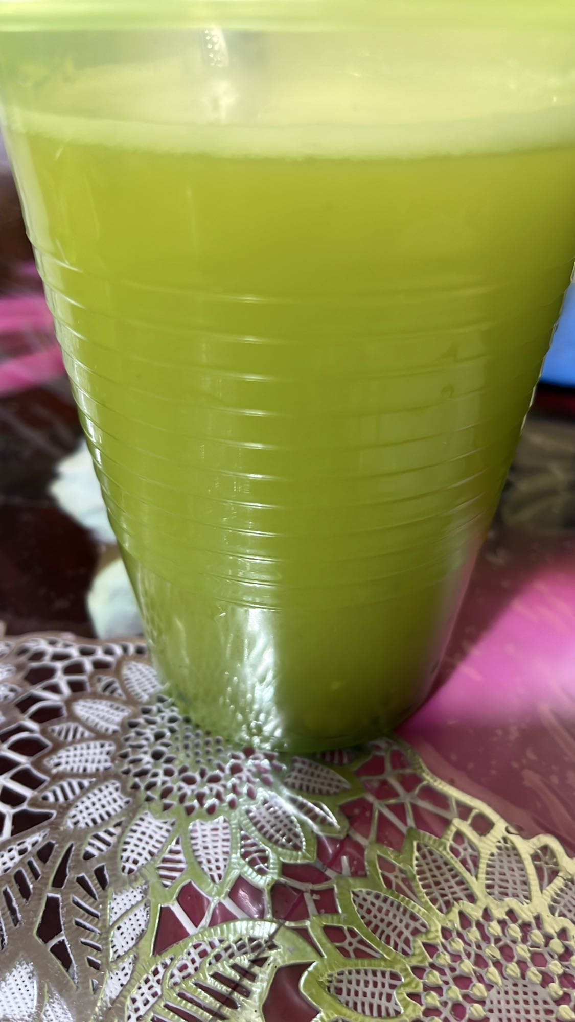 jugo de manzana, pepino, yerbabuena, limón y naranjas