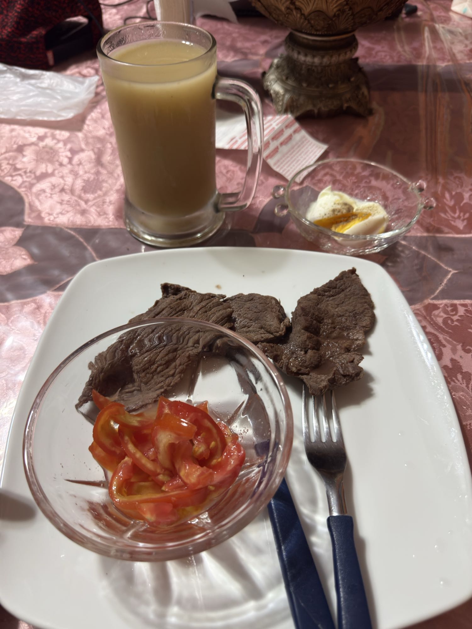 Desayuno con carne y huevo
