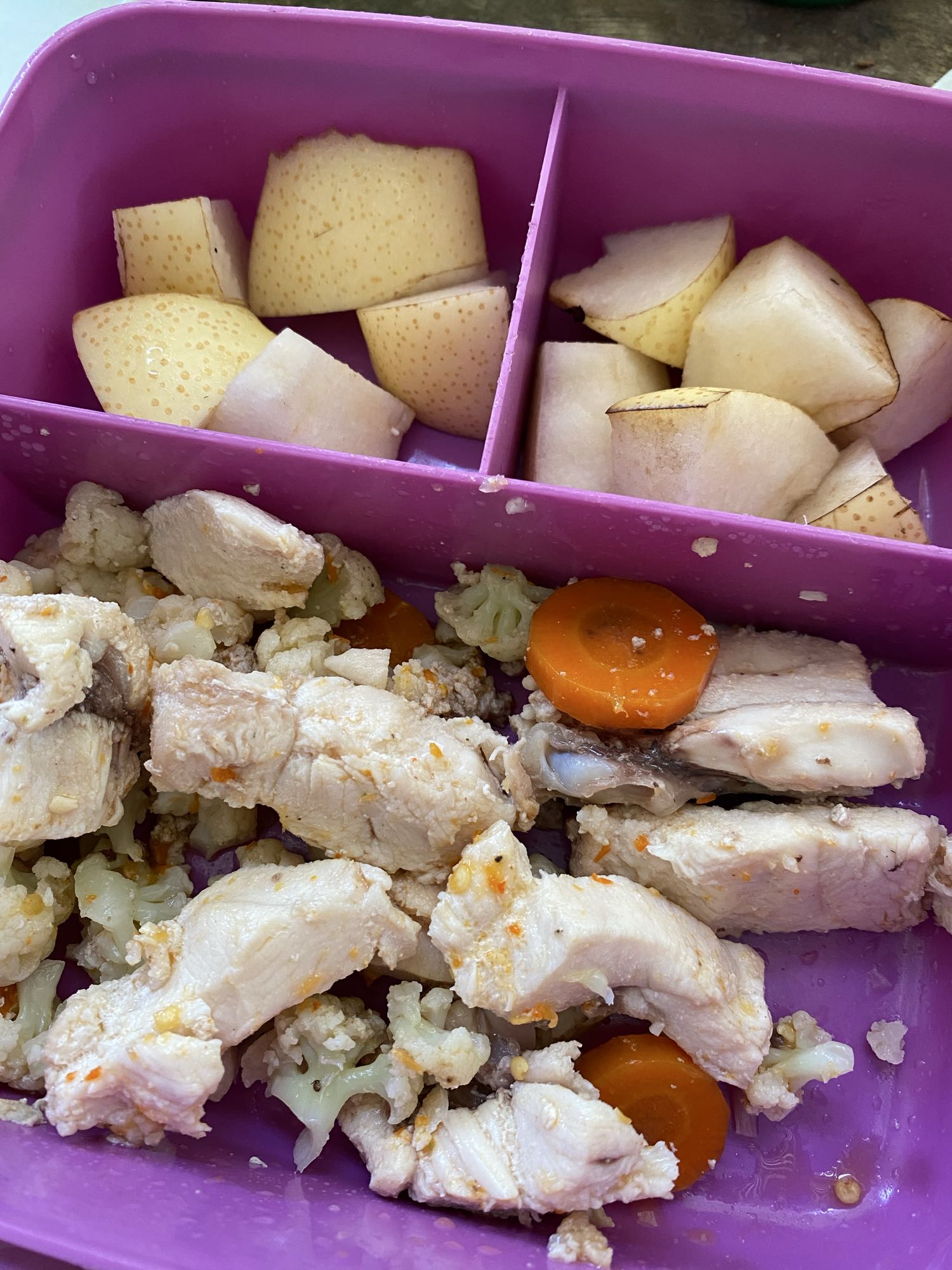 Ayam tumis dan buah pir