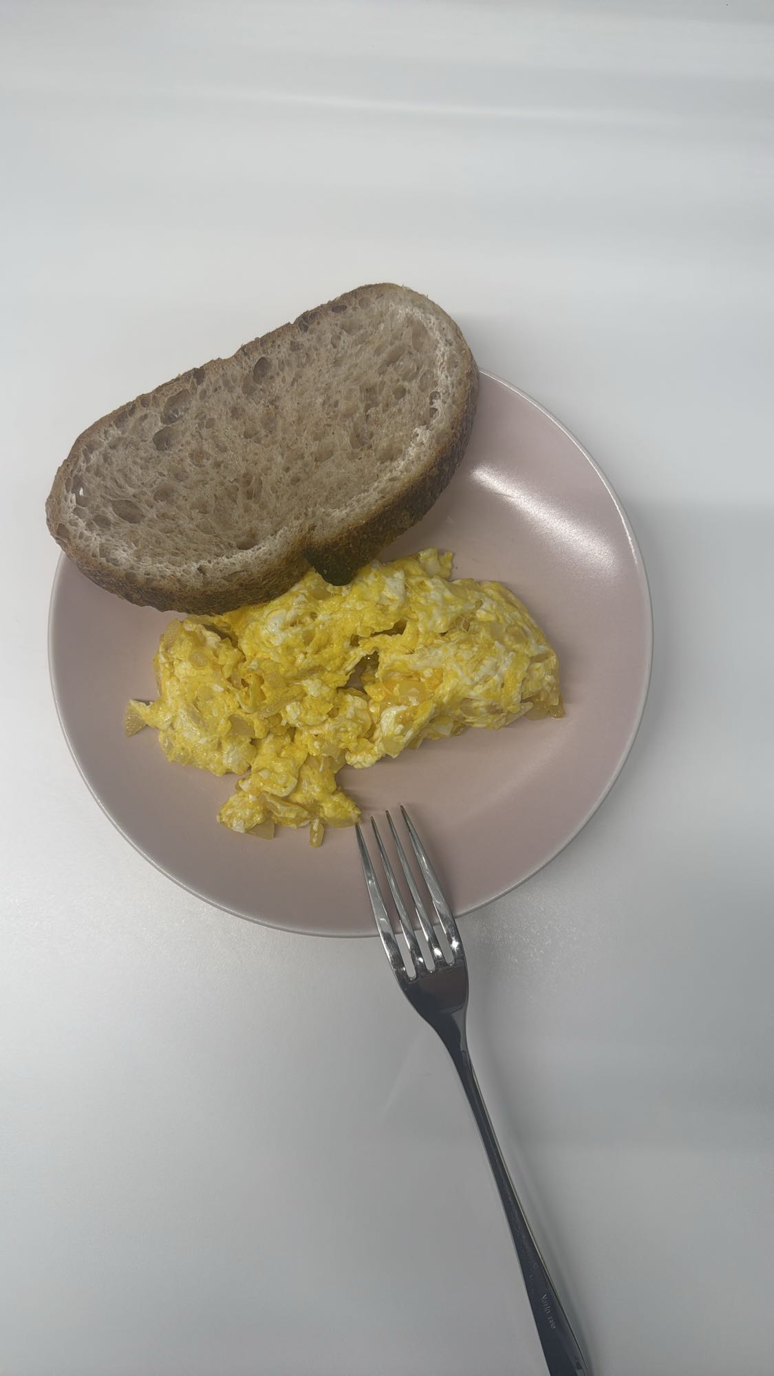 Jajecznica z chlebem