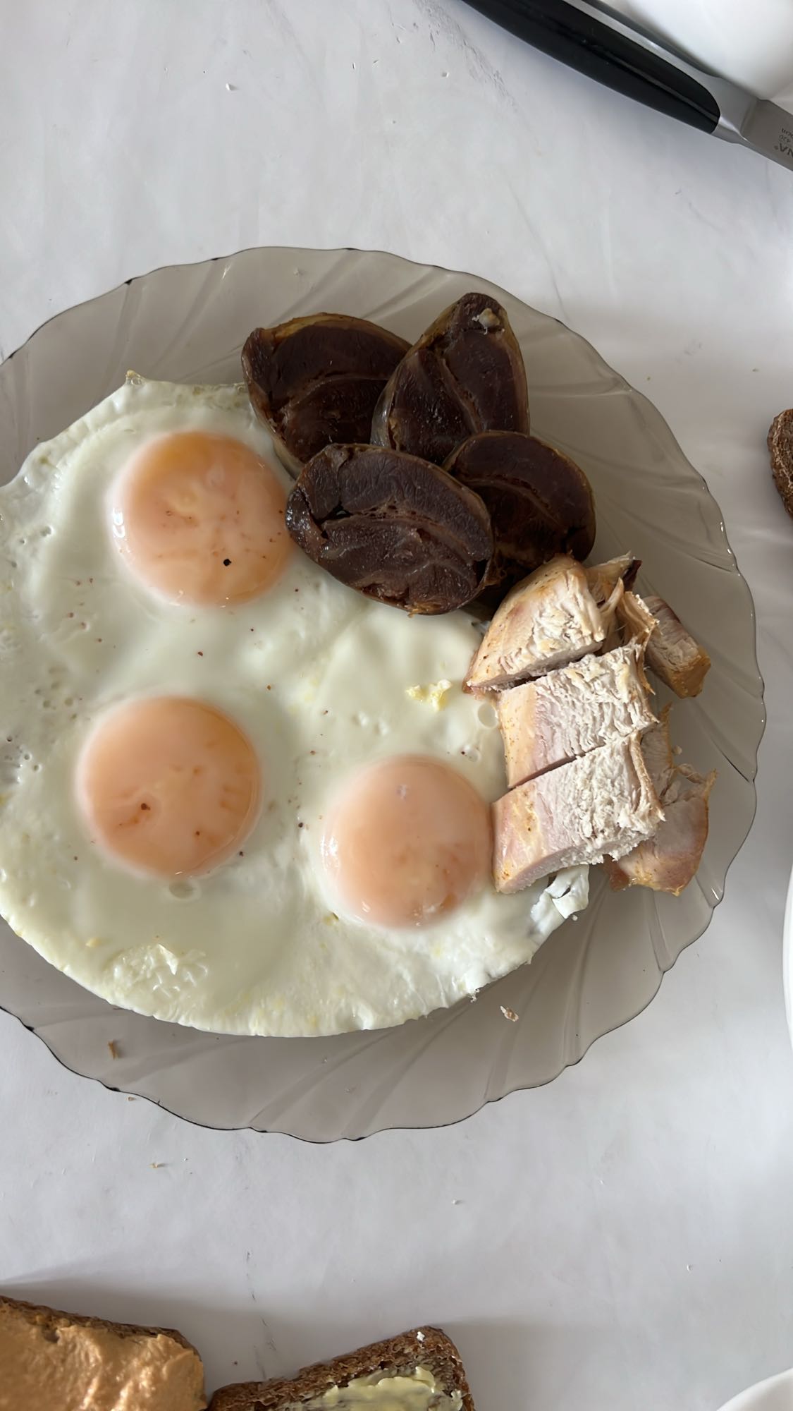 Яичница с мясом и курицей