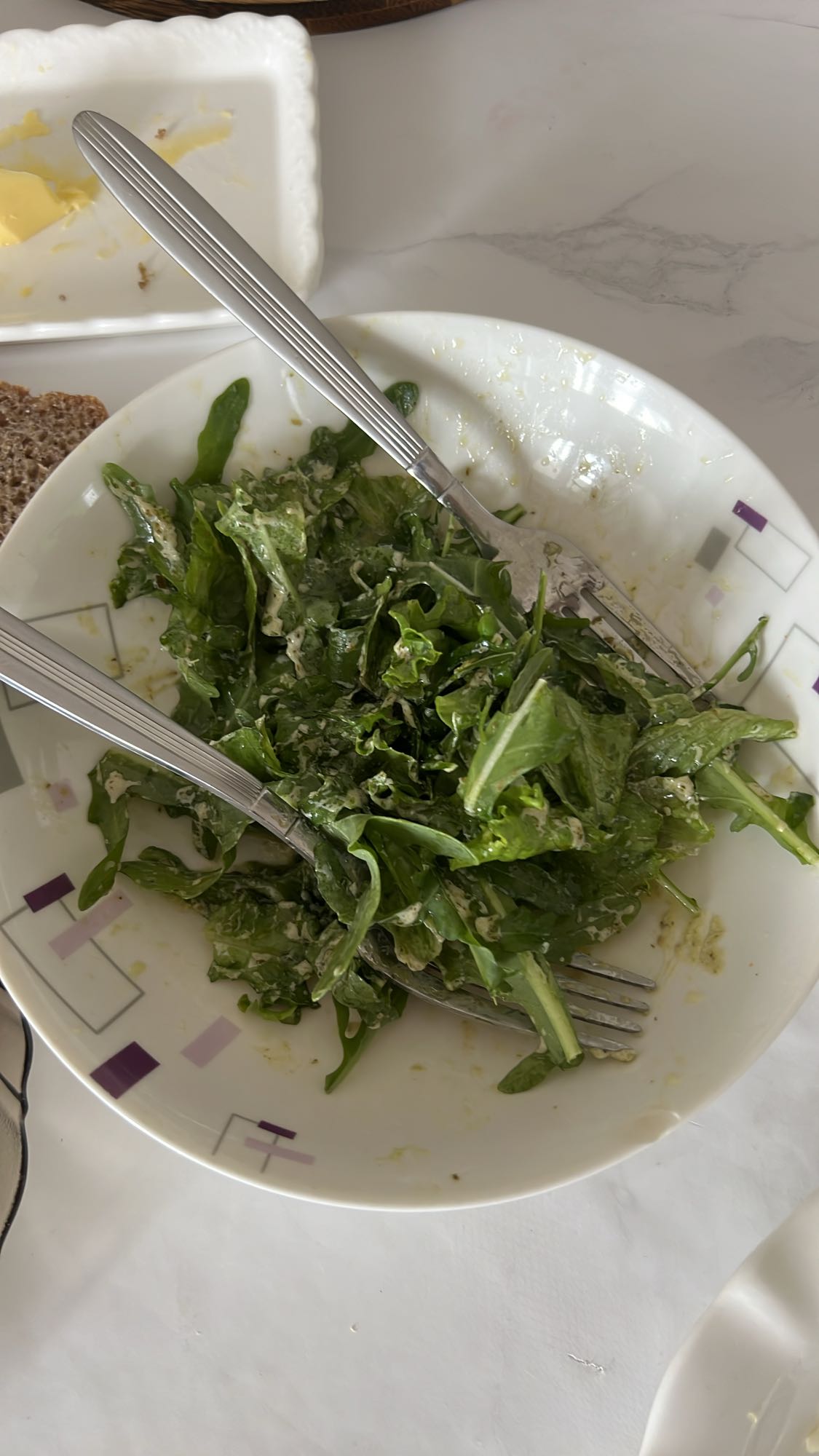 зеленый салат с соусом