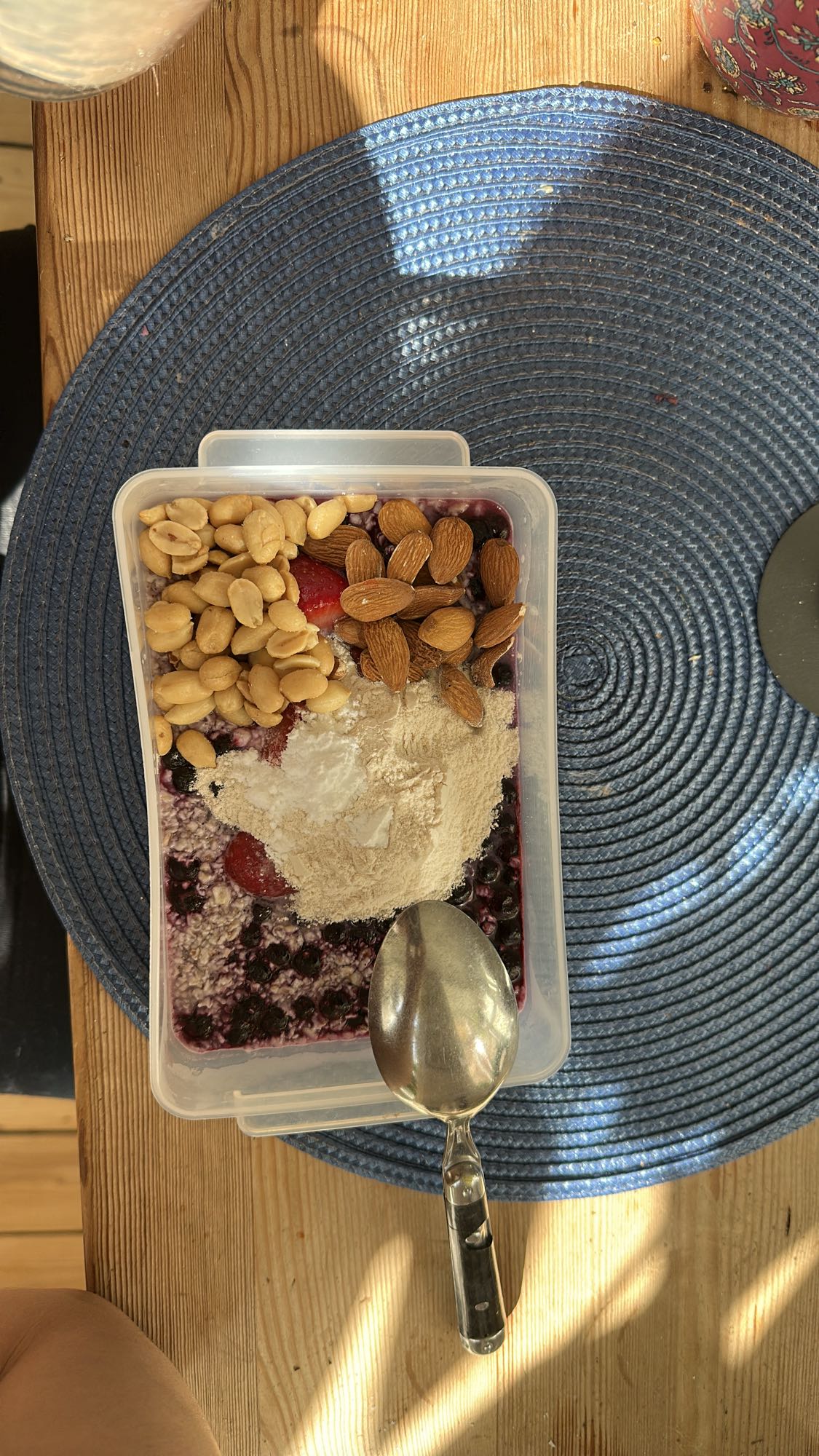 Havregrynsfrukost med bär