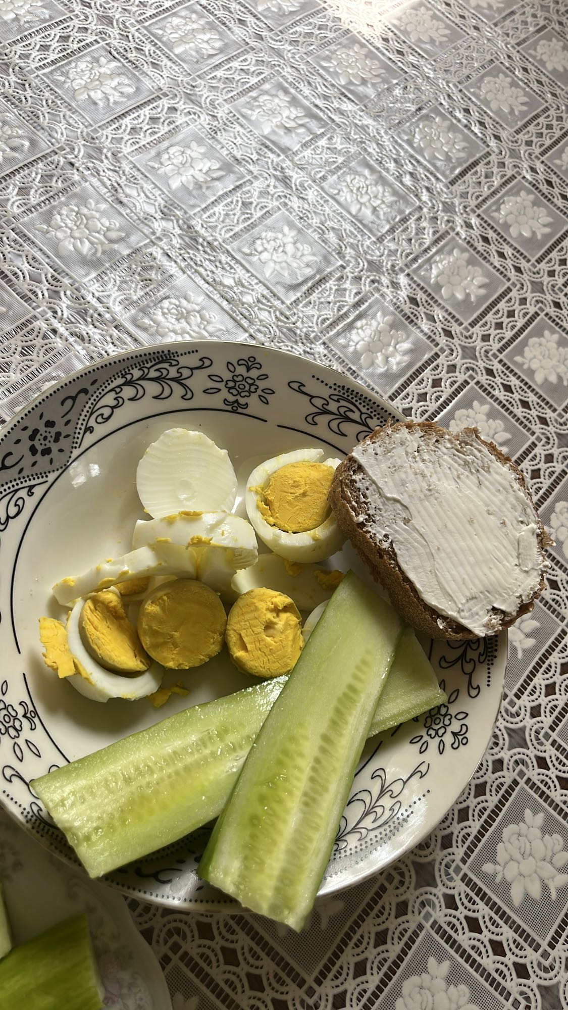 საუზმე კვერცხით და კიტრით