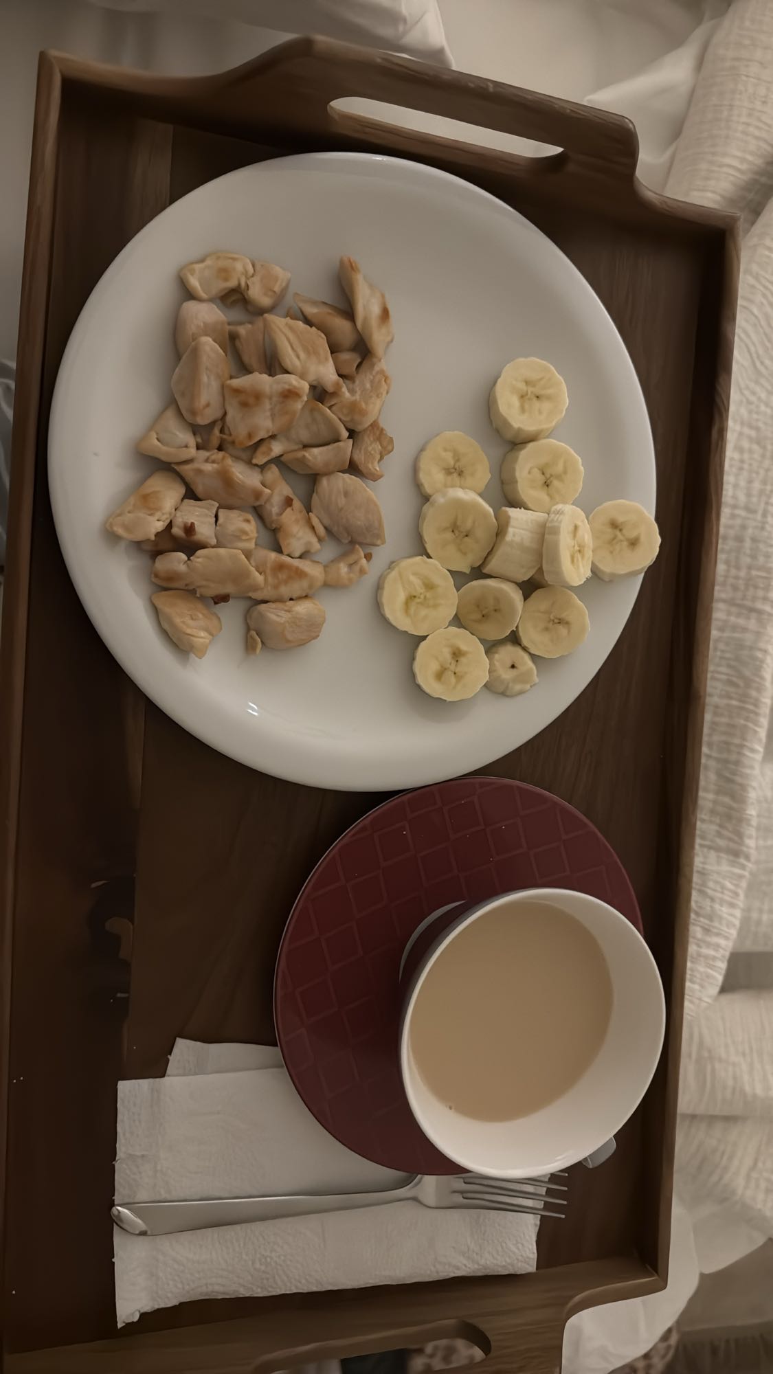 Pollo, plátano y té con leche