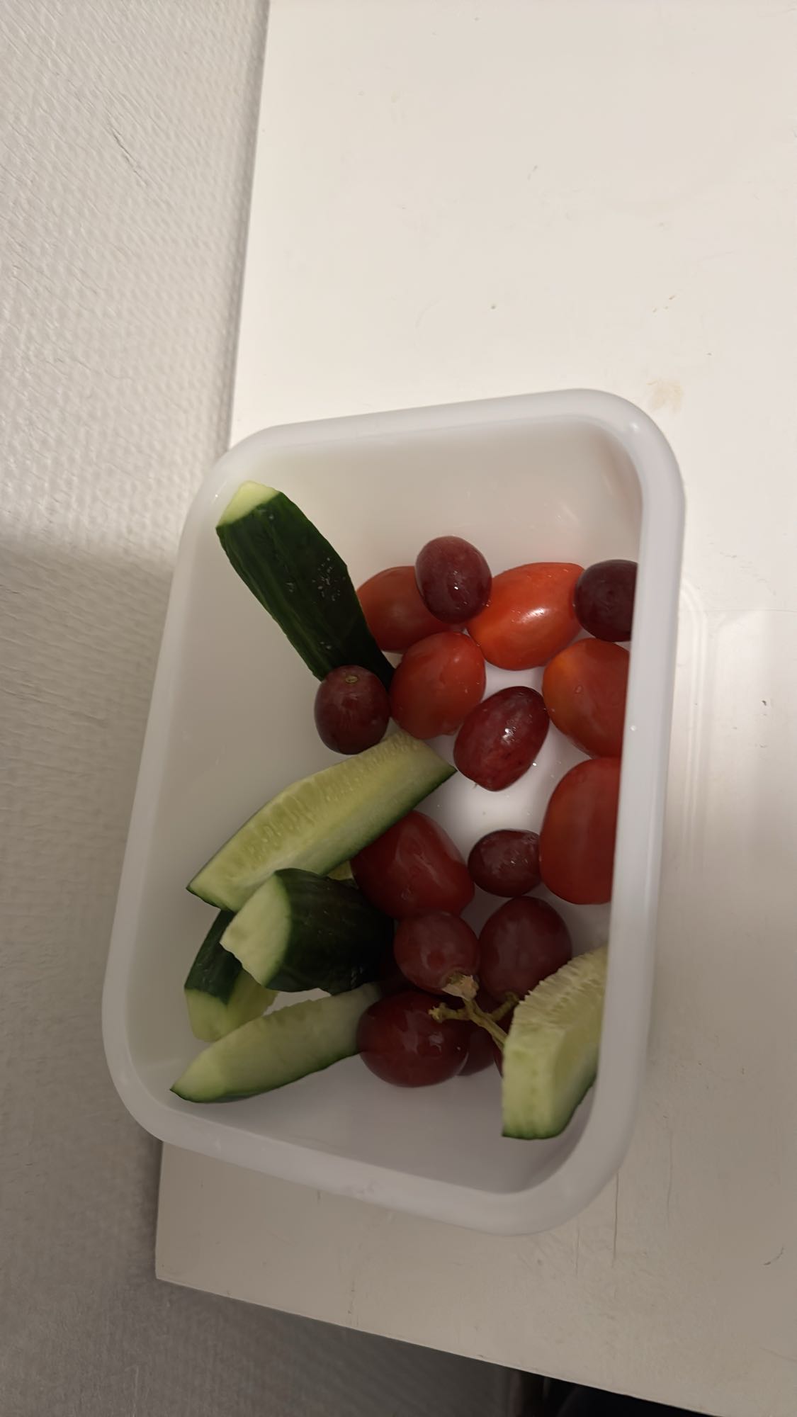 Komkommer, druif en tomaat snack