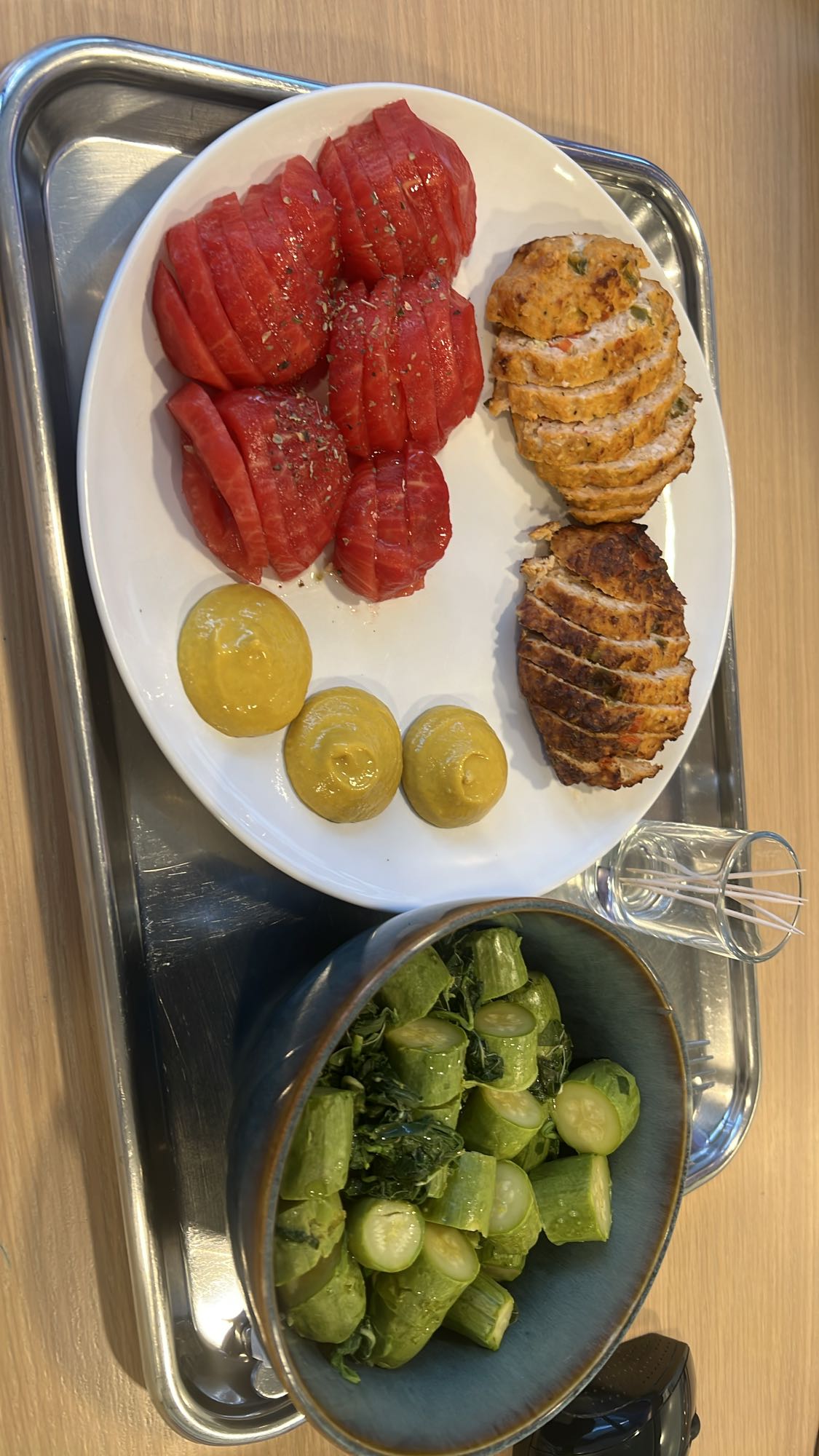 Κοτόπουλο με ντομάτα και κολοκυθάκια