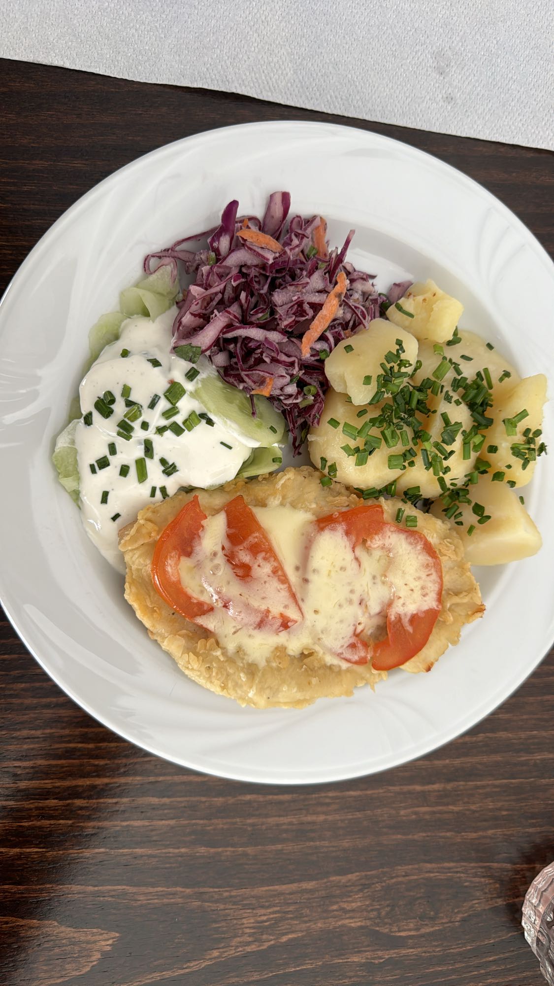 Hähnchen mit Salat und Kartoffeln