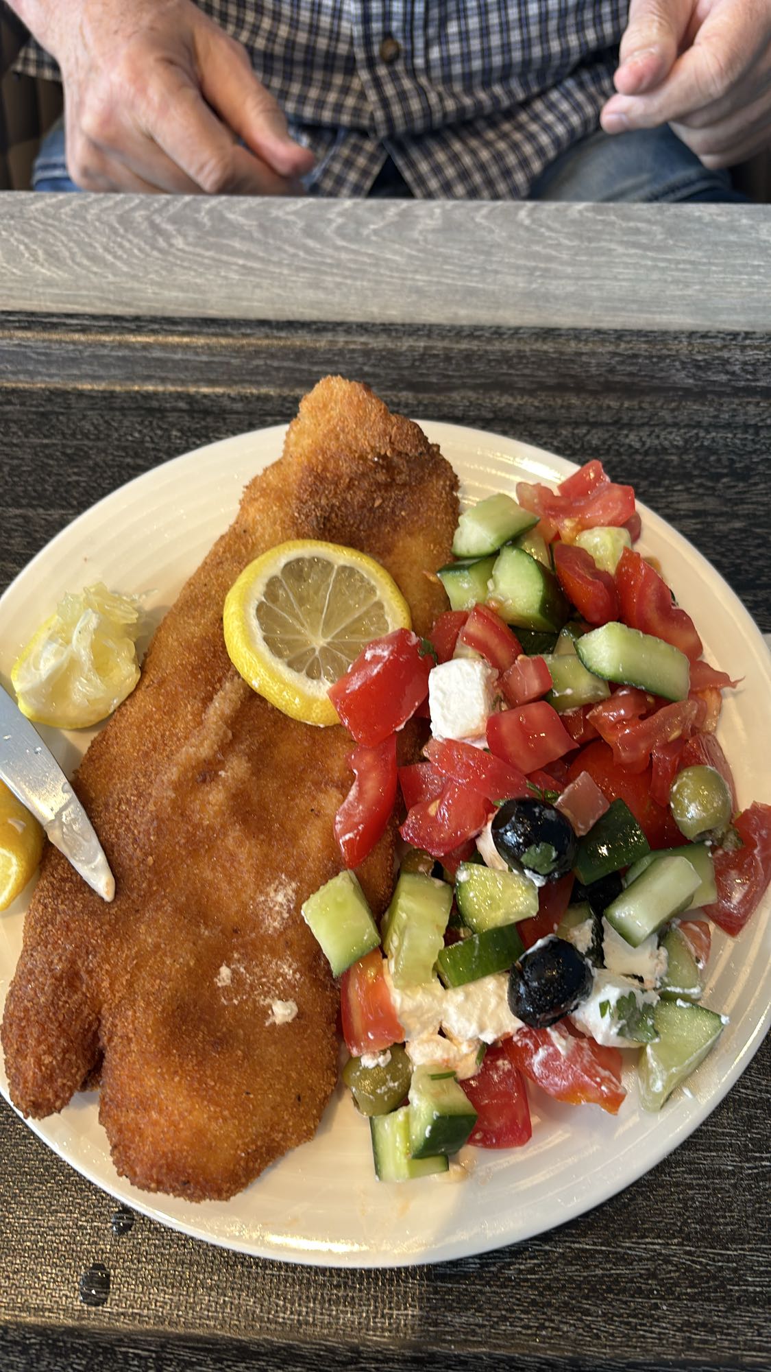 Schnitzel med grekisk sallad