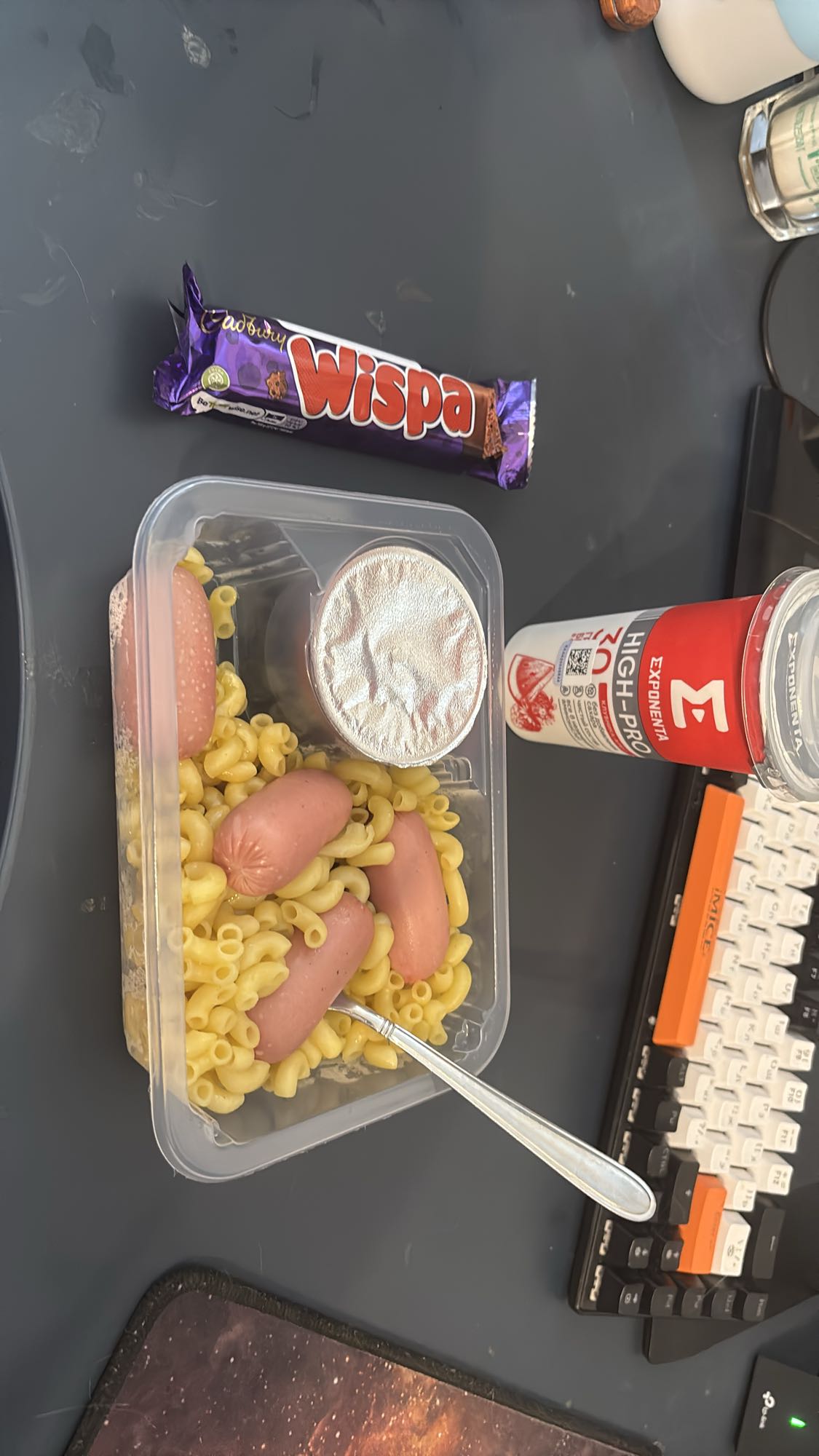 Макароны с сосисками и батончик