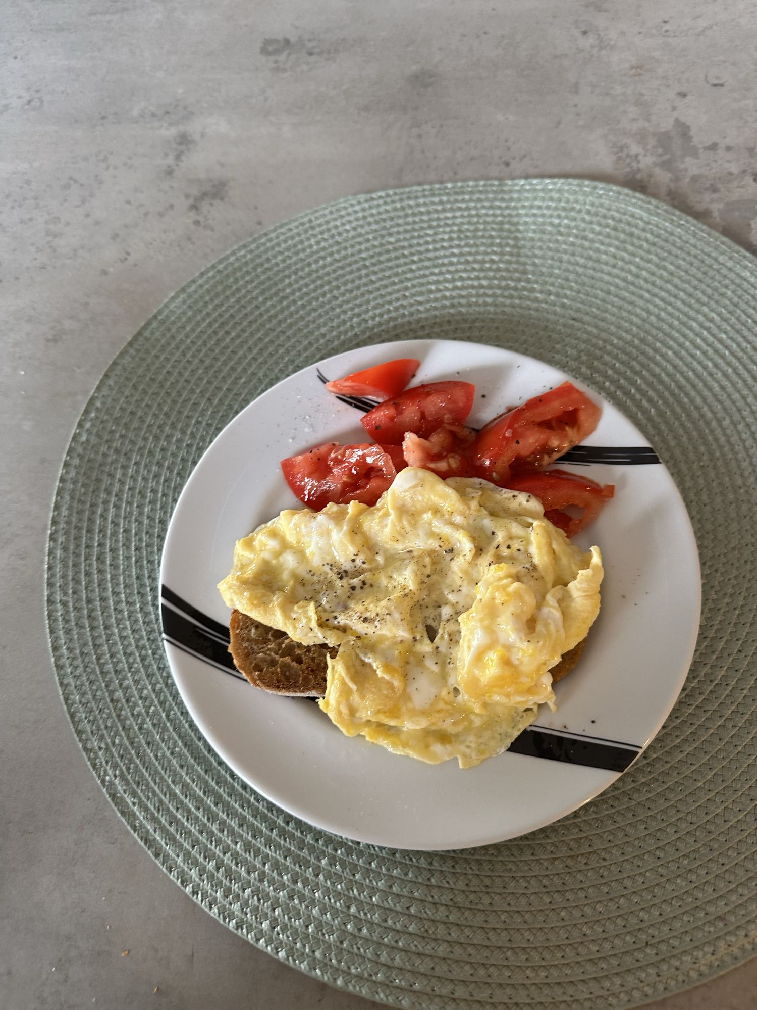 Huevos con pan y tomate