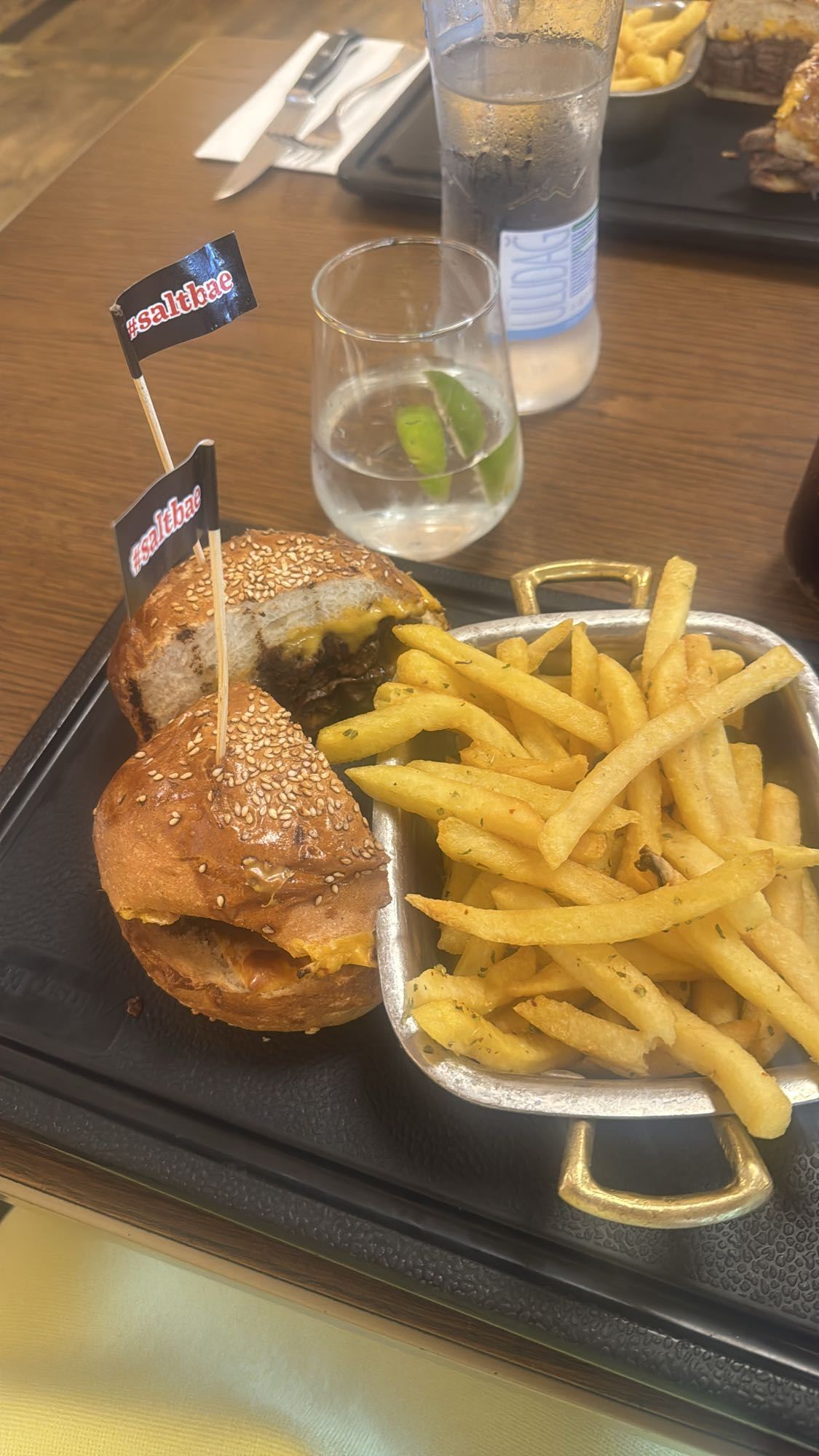 бургер с картошкой фри