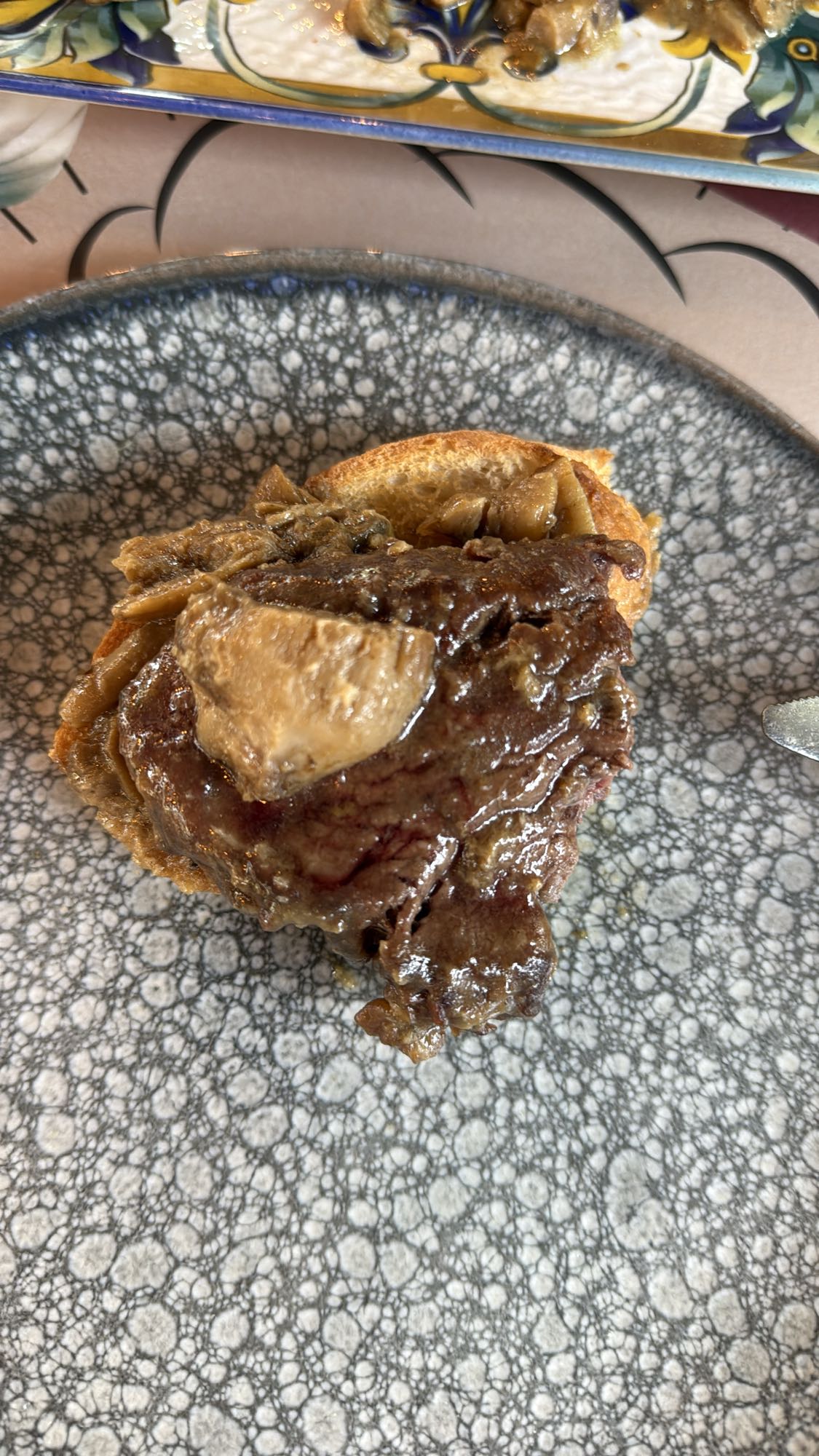 Bruscheta cu vită și ciuperci