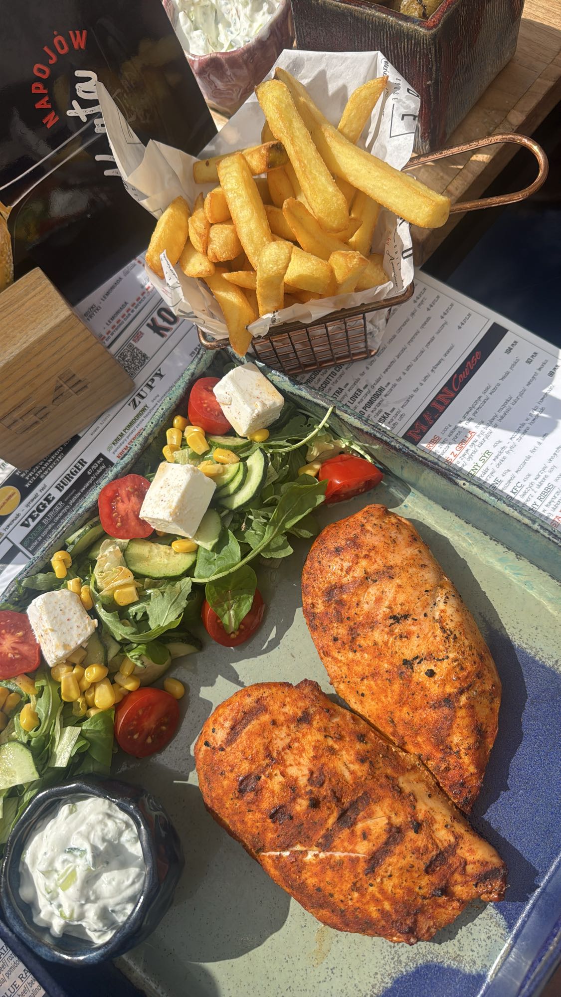 Grillowana pierś z kurczaka z frytkami i sałatką