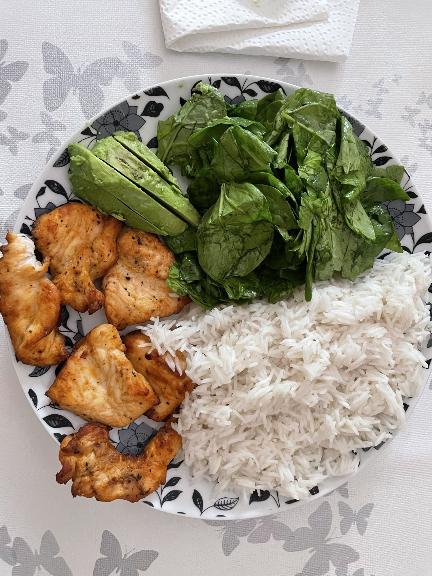 Hähnchenbrust mit Basmatireis, Paprika, Spinat und Avocado