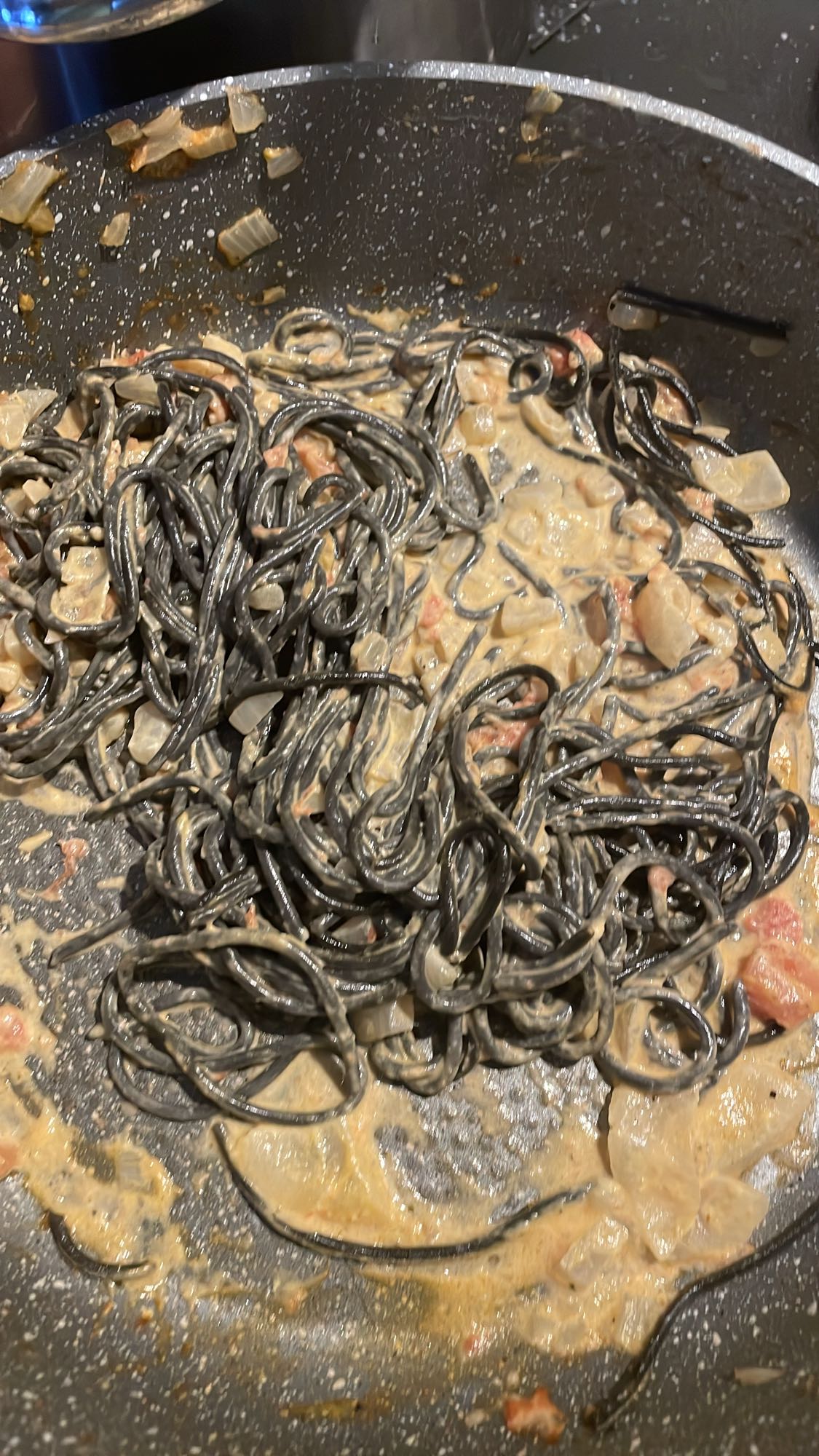 Czarny makaron z sosem