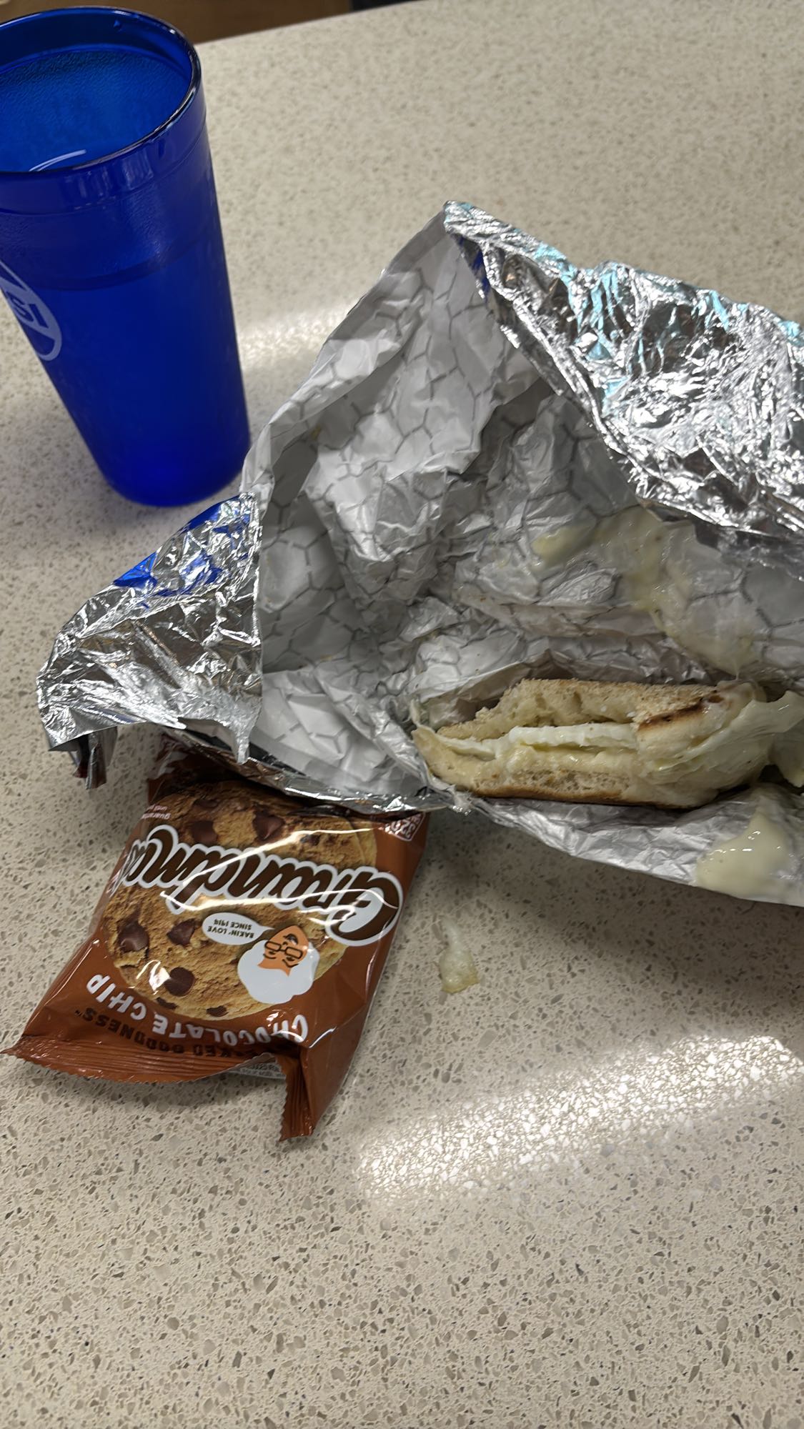 Dos sándwiches de huevo y queso más las galletas