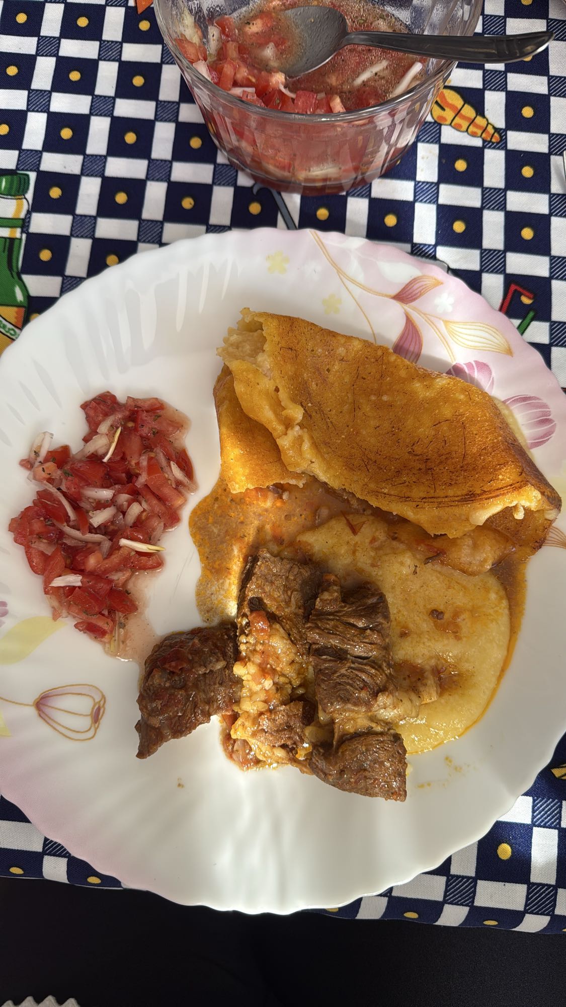 Carne com tamal e vinagrete
