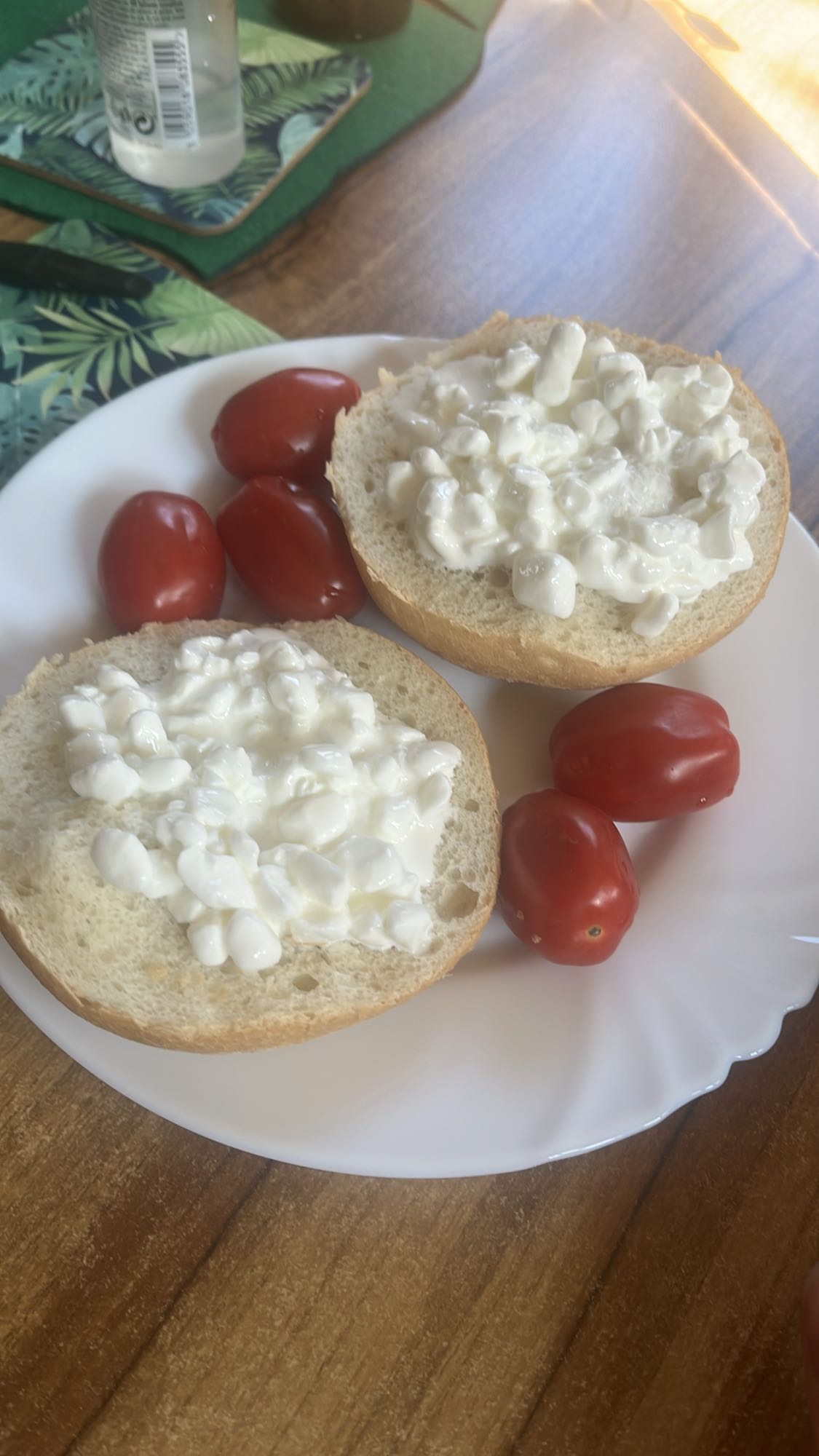 Bułka z twarożkiem i pomidorkami