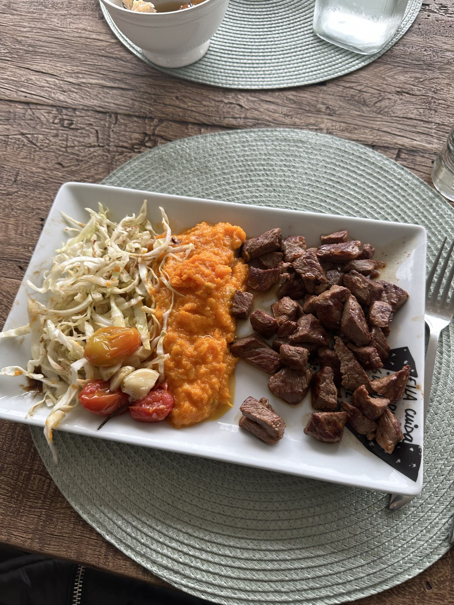 Carne con puré de calabaza y ensalada