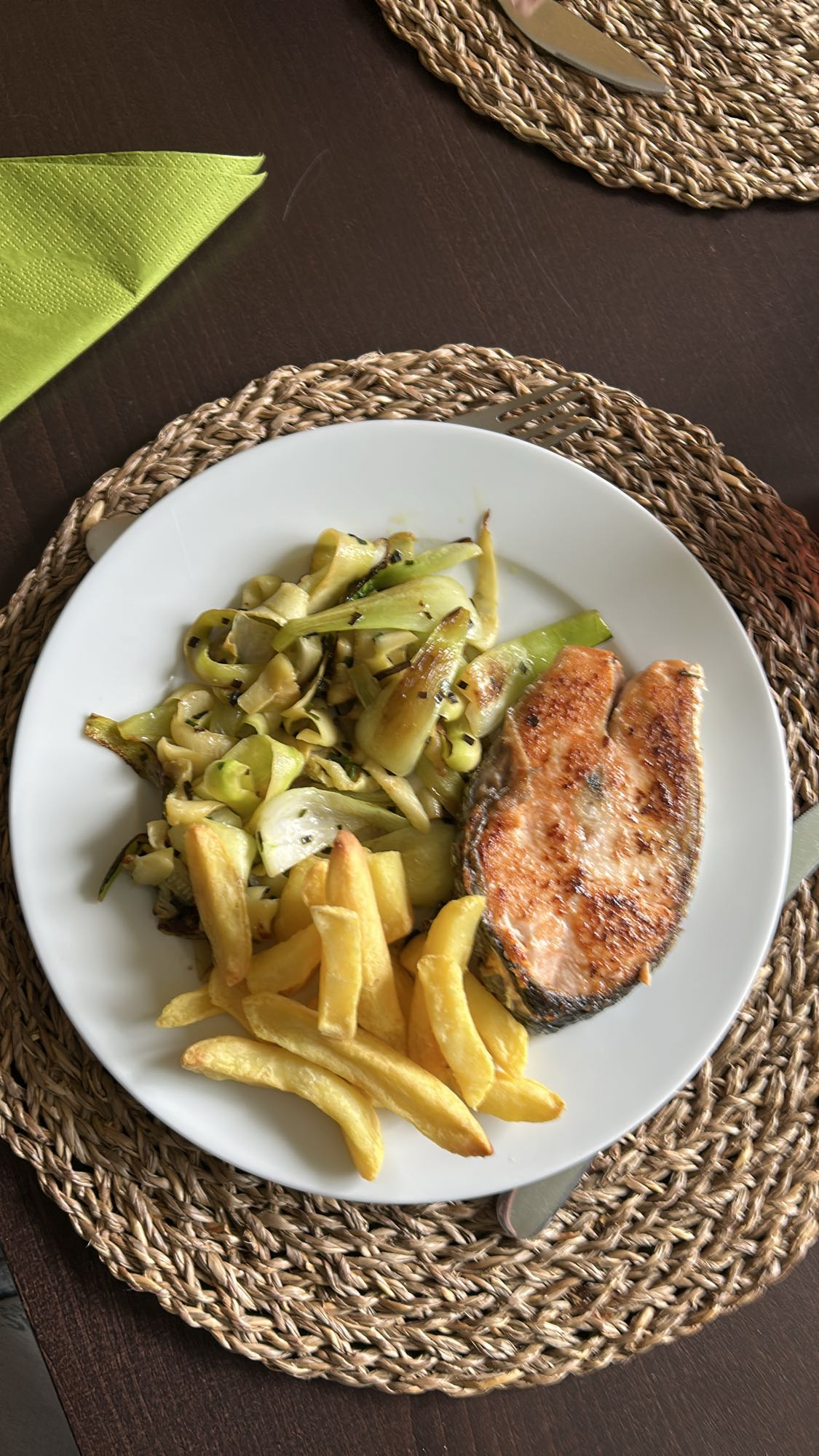 Salmón con papas y calabacín