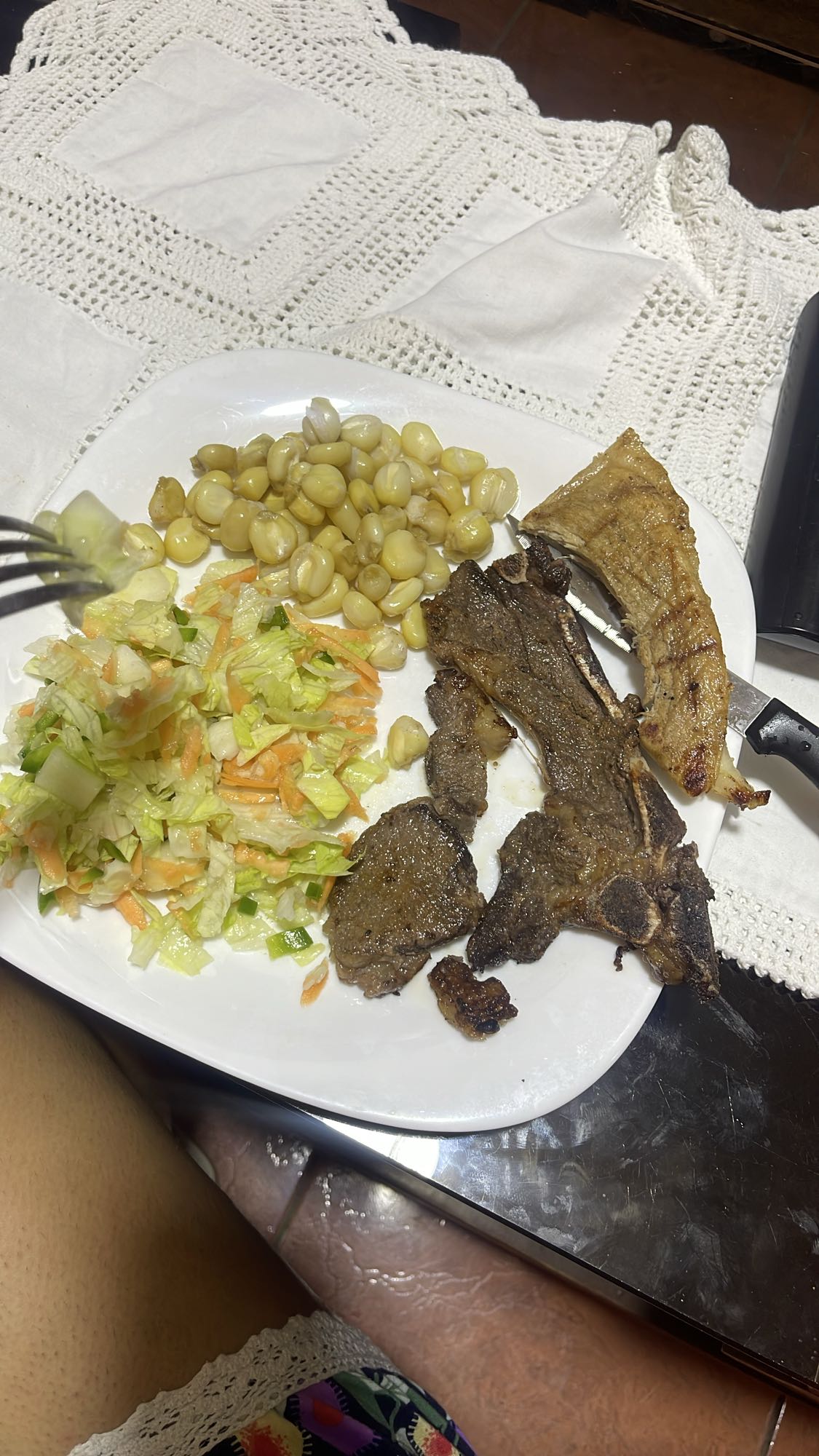 Carne con ensalada y maíz