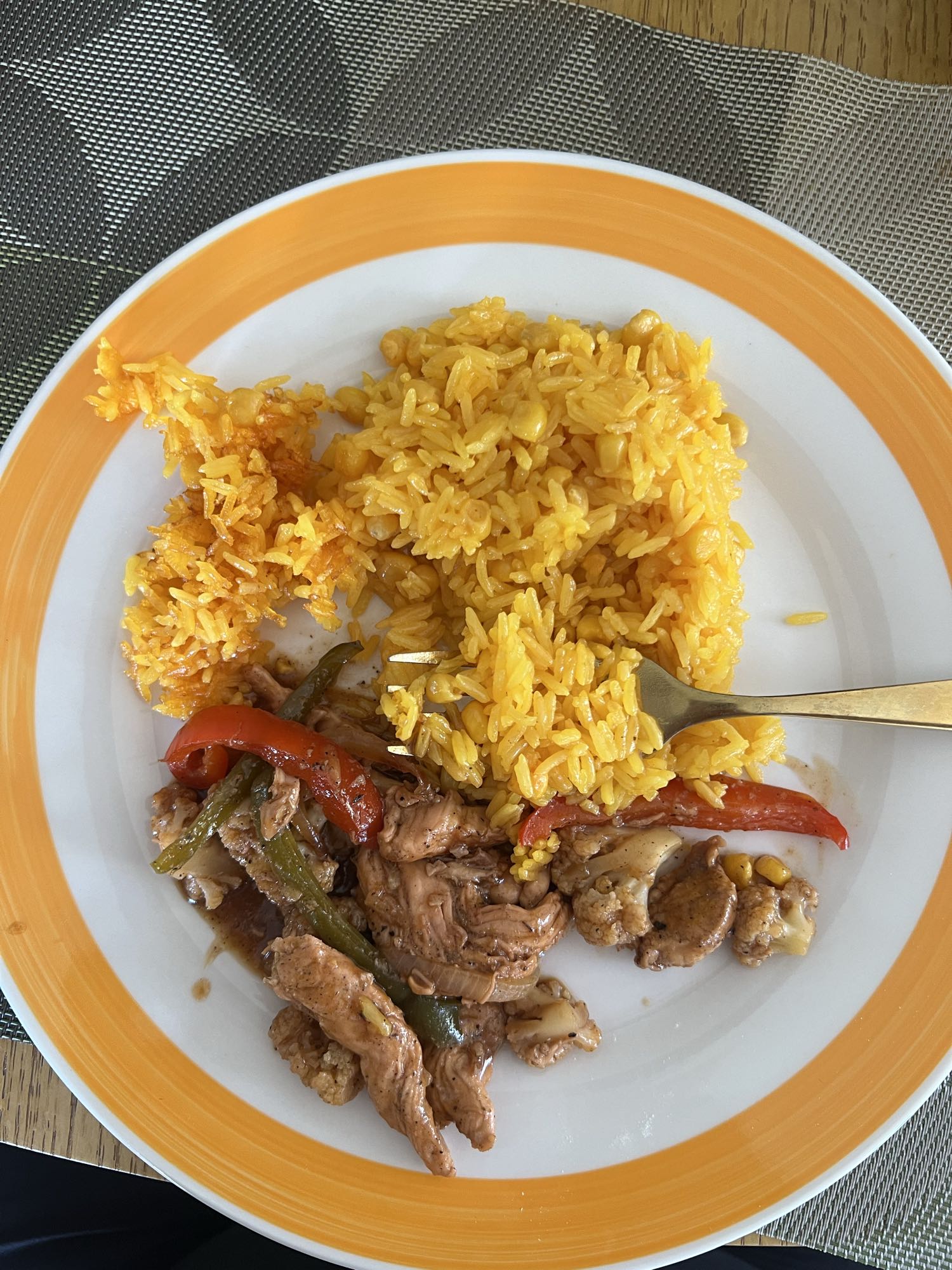 Pollo salteado con arroz