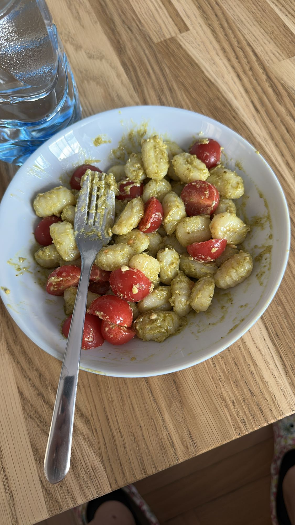 Gnocchi z pesto i pomidorami