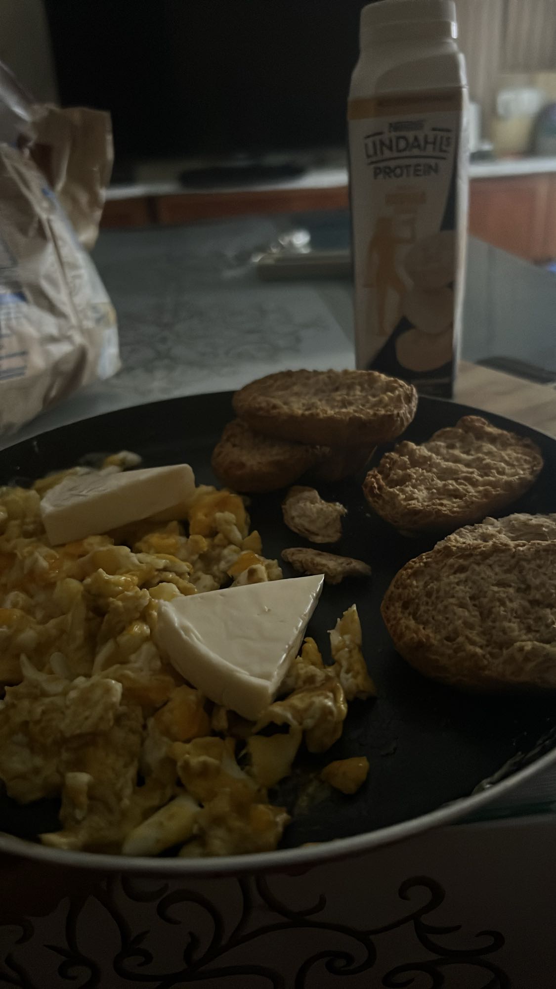 Desayuno con huevos y pan
