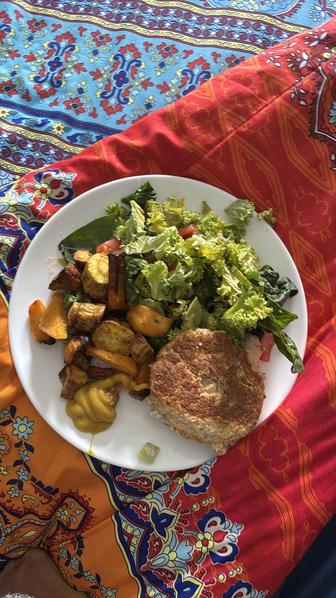 Bagel au thon, panais, navet, salade