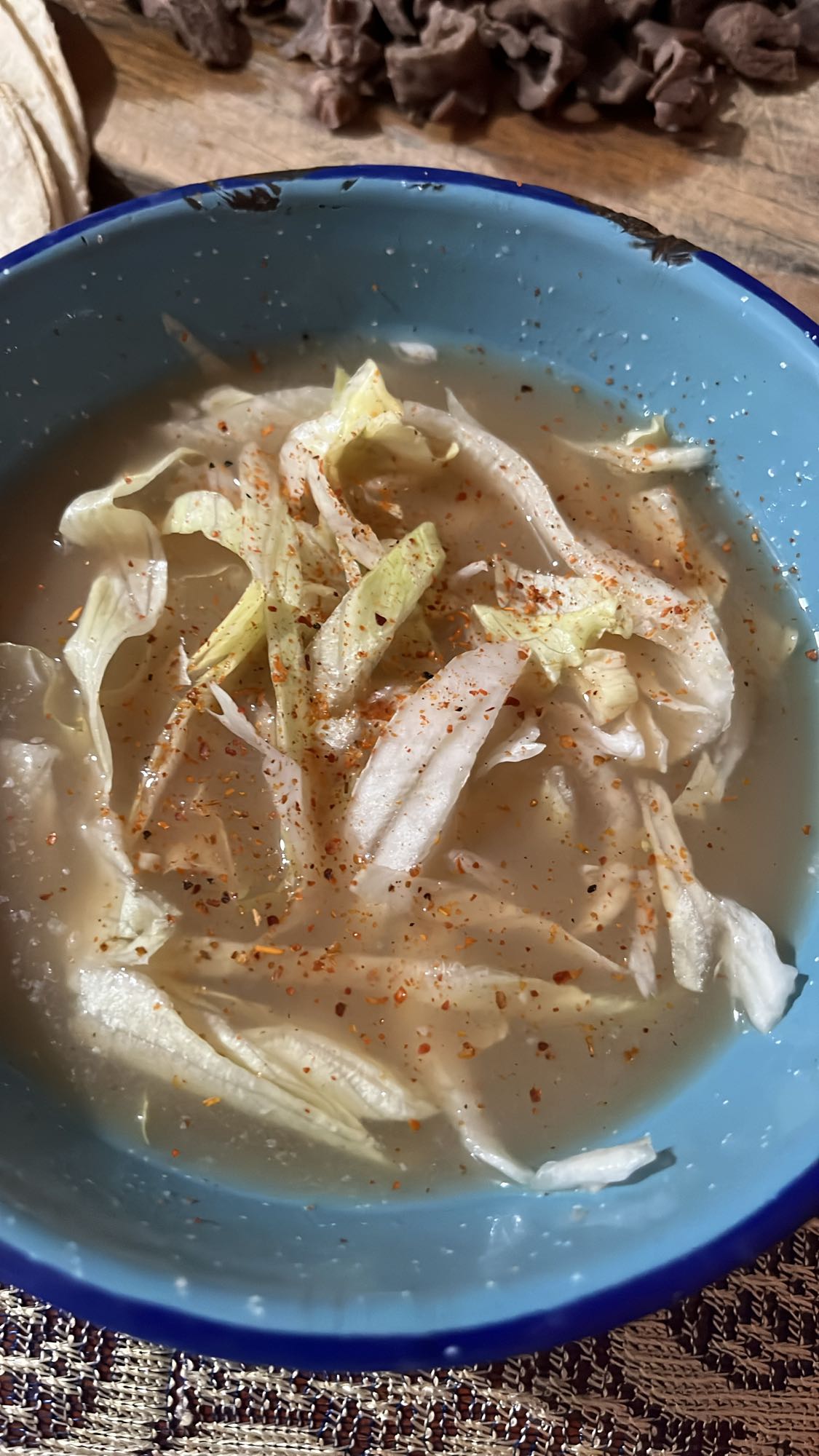 caldo con pollo y lechuga