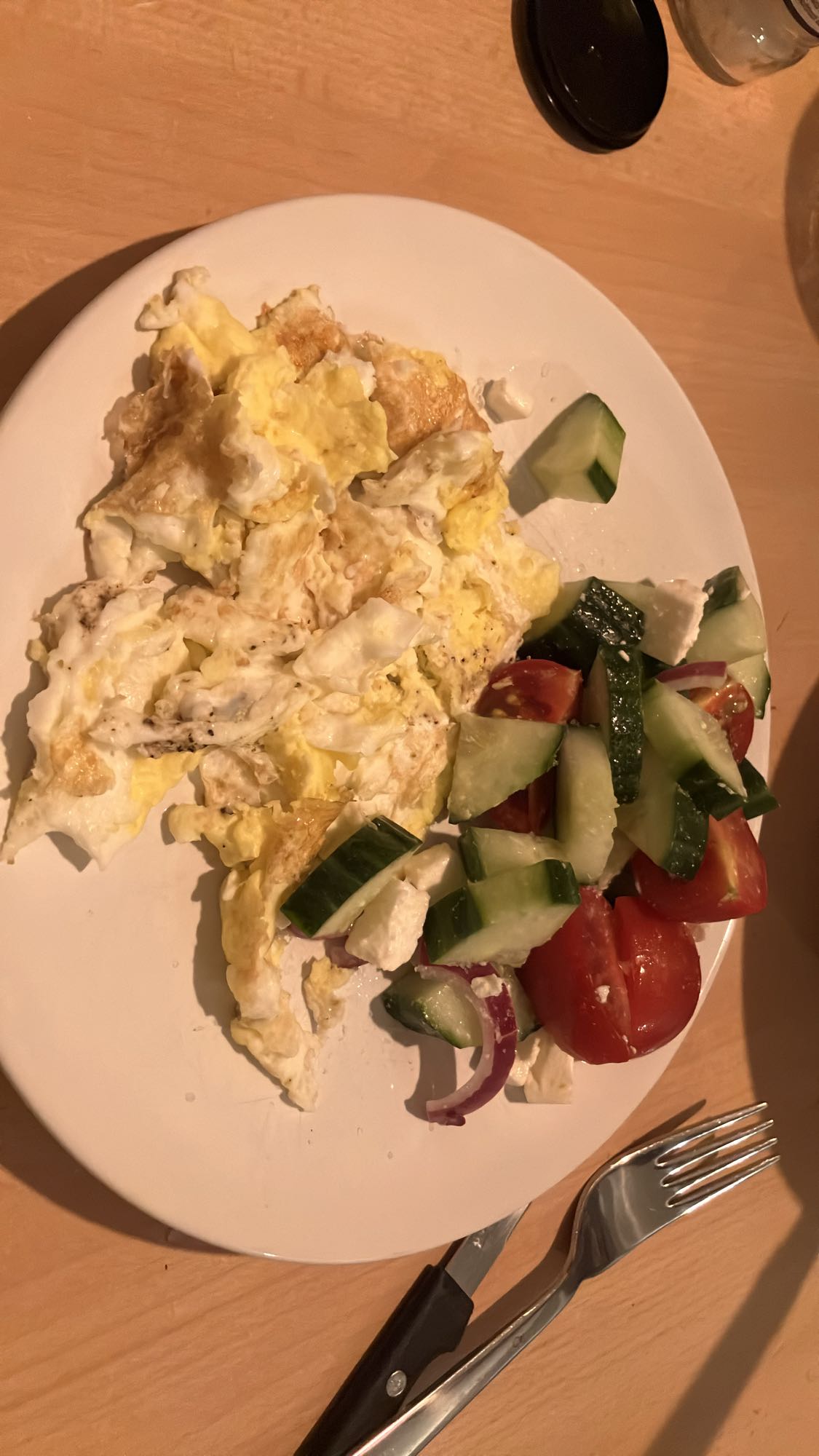 Ovos mexidos com salada