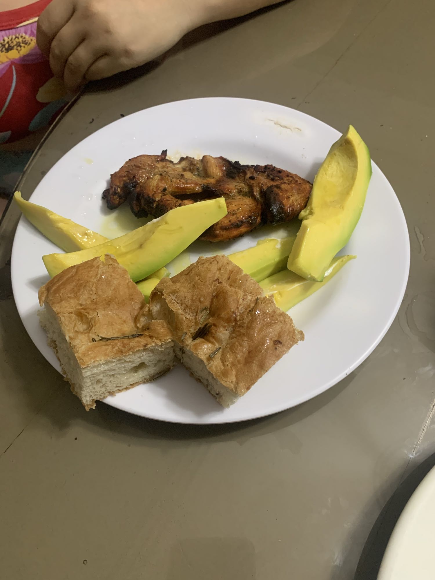 Pollo con pan y aguacate